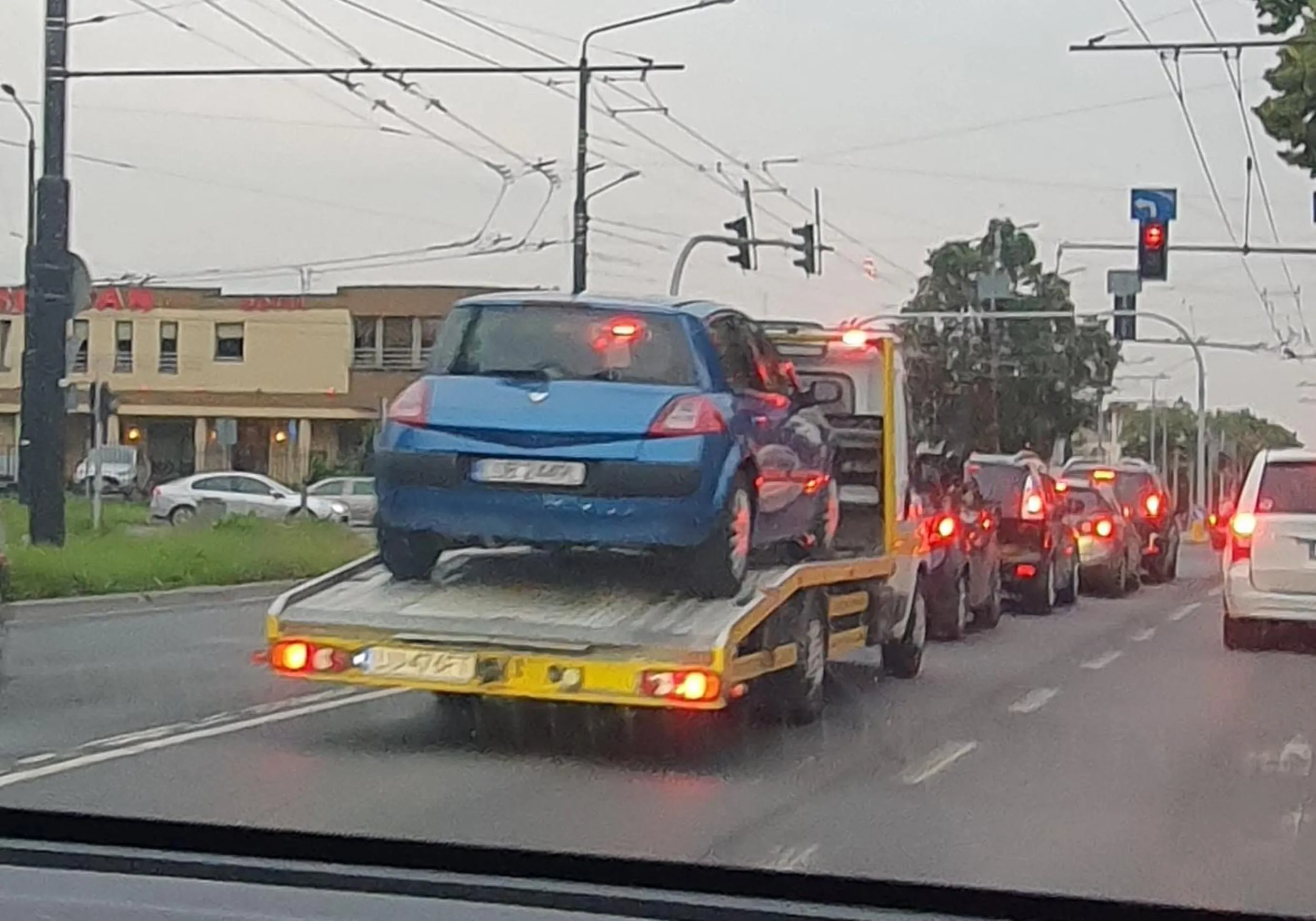 Wyprzedzanie na przejściu, duża prędkość w miejscu zabudowanym, Wyprzedzanie pasem dla busów jeszcze miał auto z tyłu.
