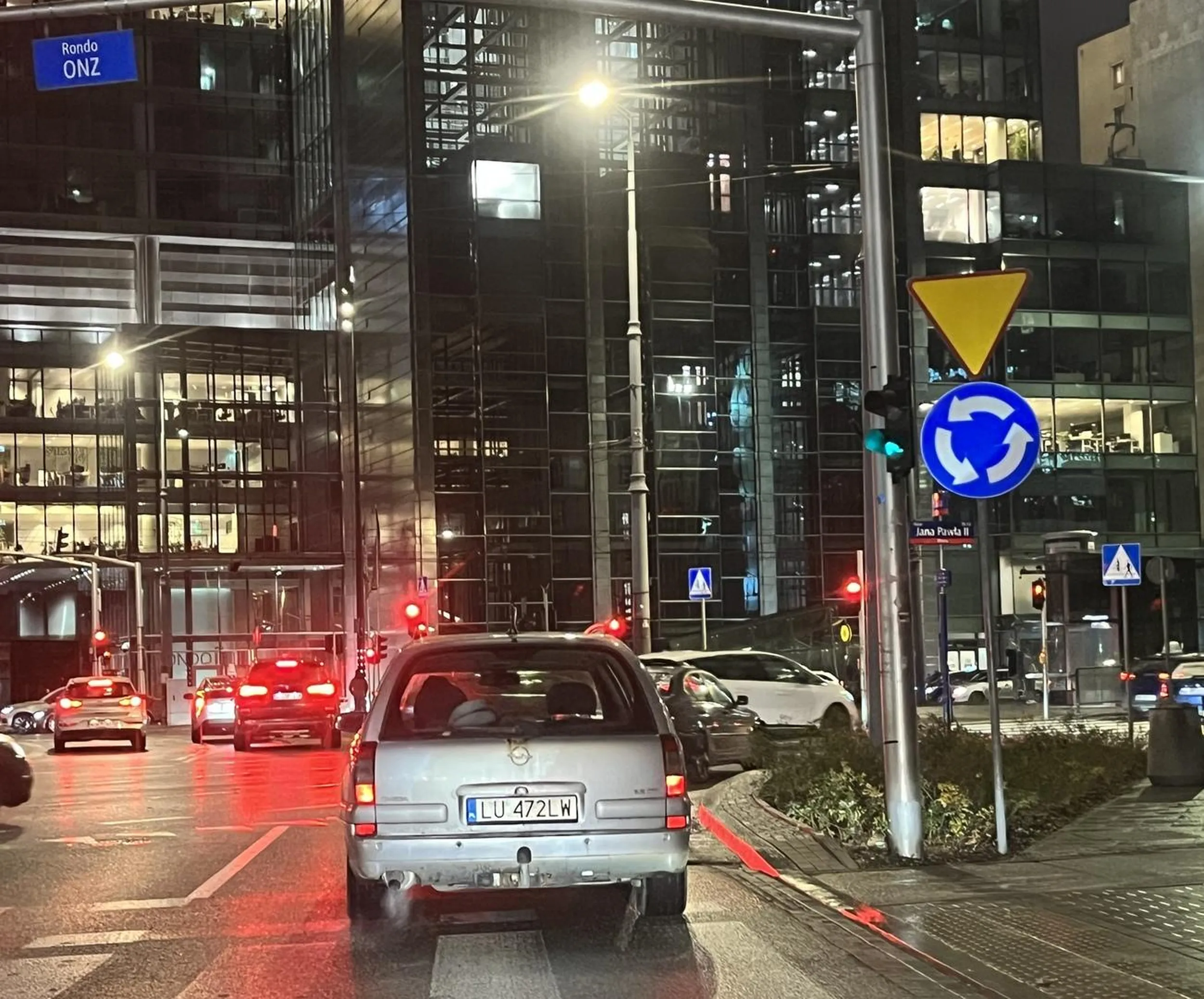 Wyjątkowy cham, który w gęstym ruchu w godzinach szczytu zmienia pasy i skręca na skrzyżowaniach bez użycia kierunkowskazów. Takie dno powinno mieć zakaz wsiadania do samochodu. [godz. 18:15, Warszawa, Rondo ONZ, 23/11/2023].