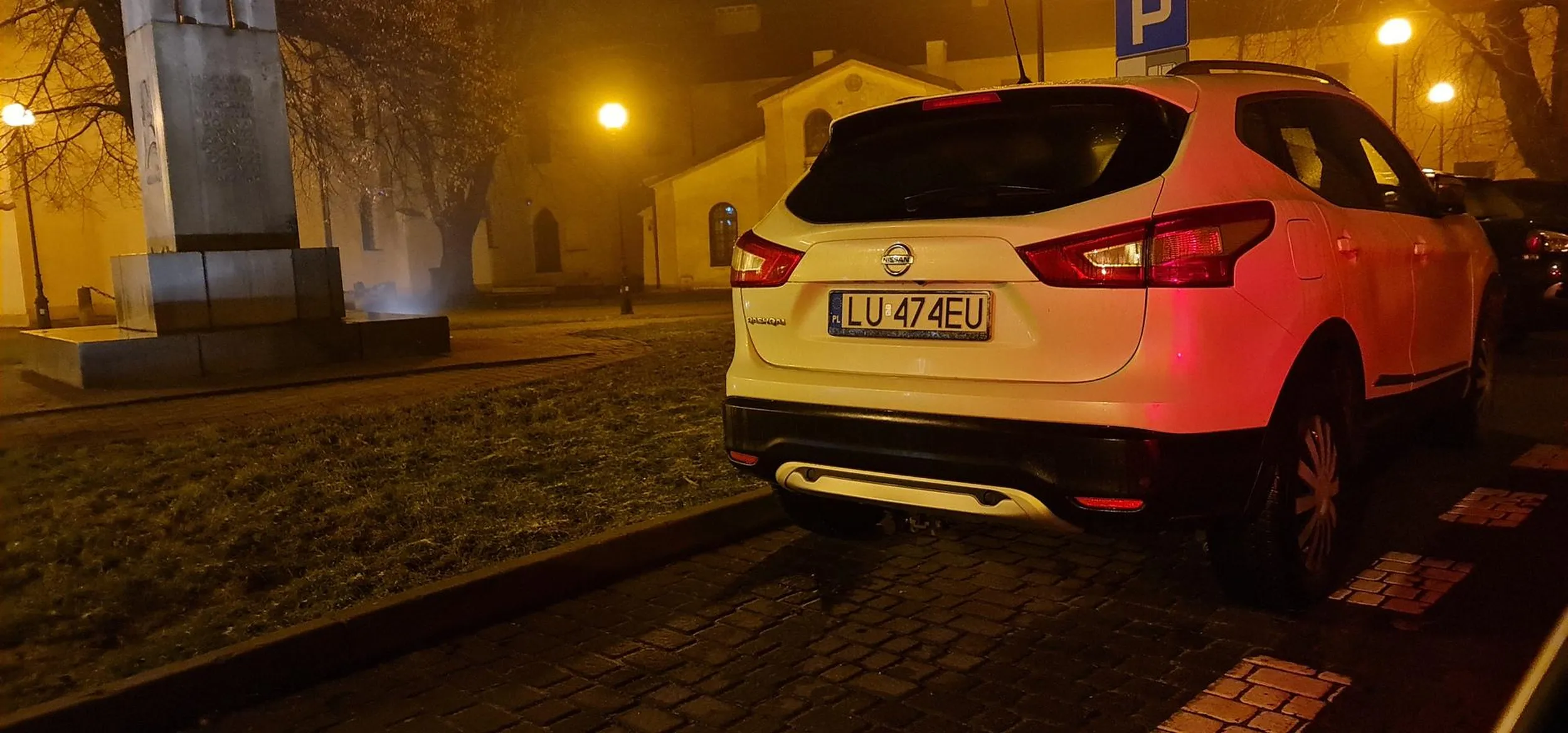 Ten kierowca ma duży samochód potrzebuje dwóch miejsc parkingowych w centrum Lublina gdzie ciężko zaparkować 17.01.2023 r. g 18.56 inne miejsca o tej godzinie są darmowe