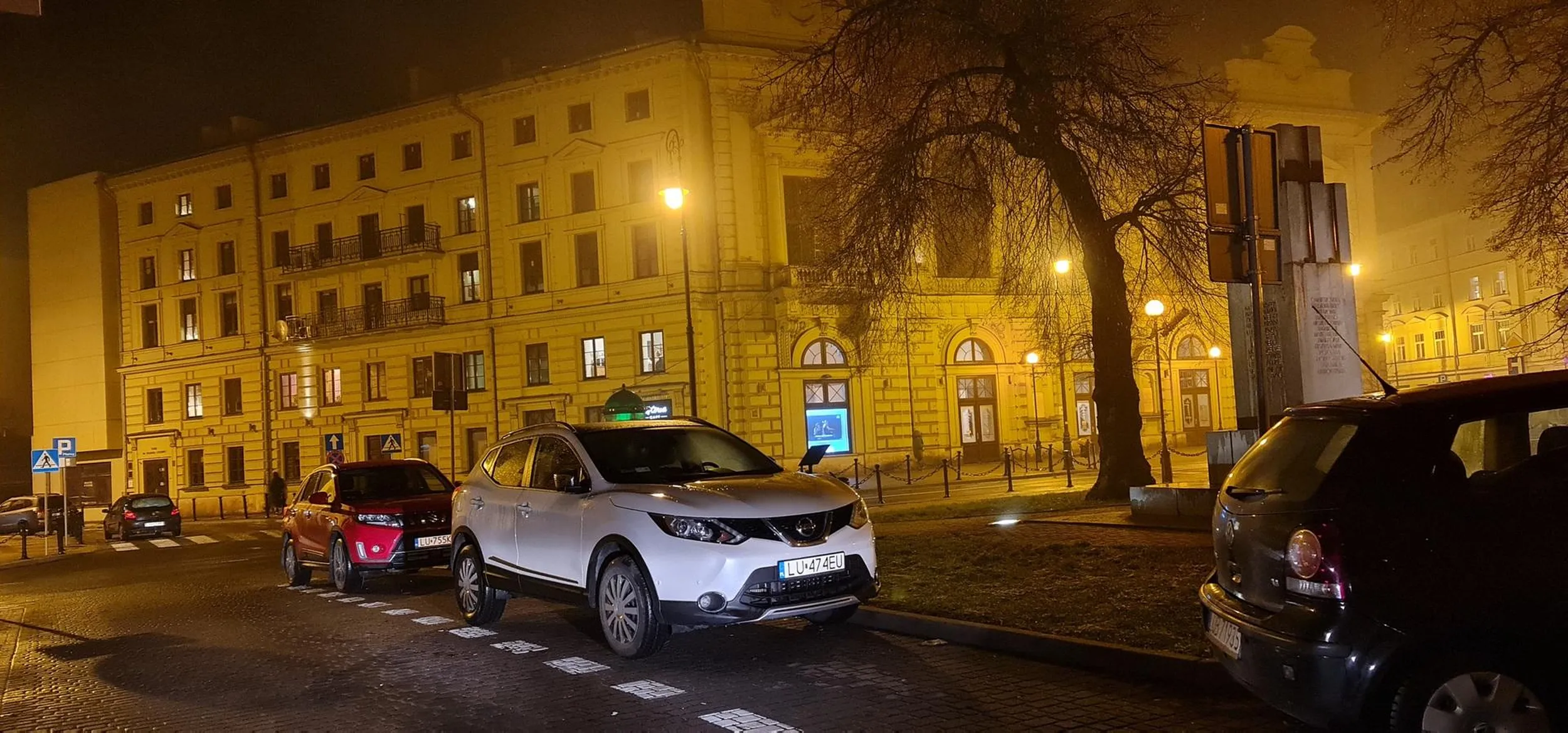 Ten kierowca ma duży samochód potrzebuje dwóch miejsc parkingowych w centrum Lublina gdzie ciężko zaparkować 17.01.2023 r. g 18.56 inne miejsca o tej godzinie są darmowe
