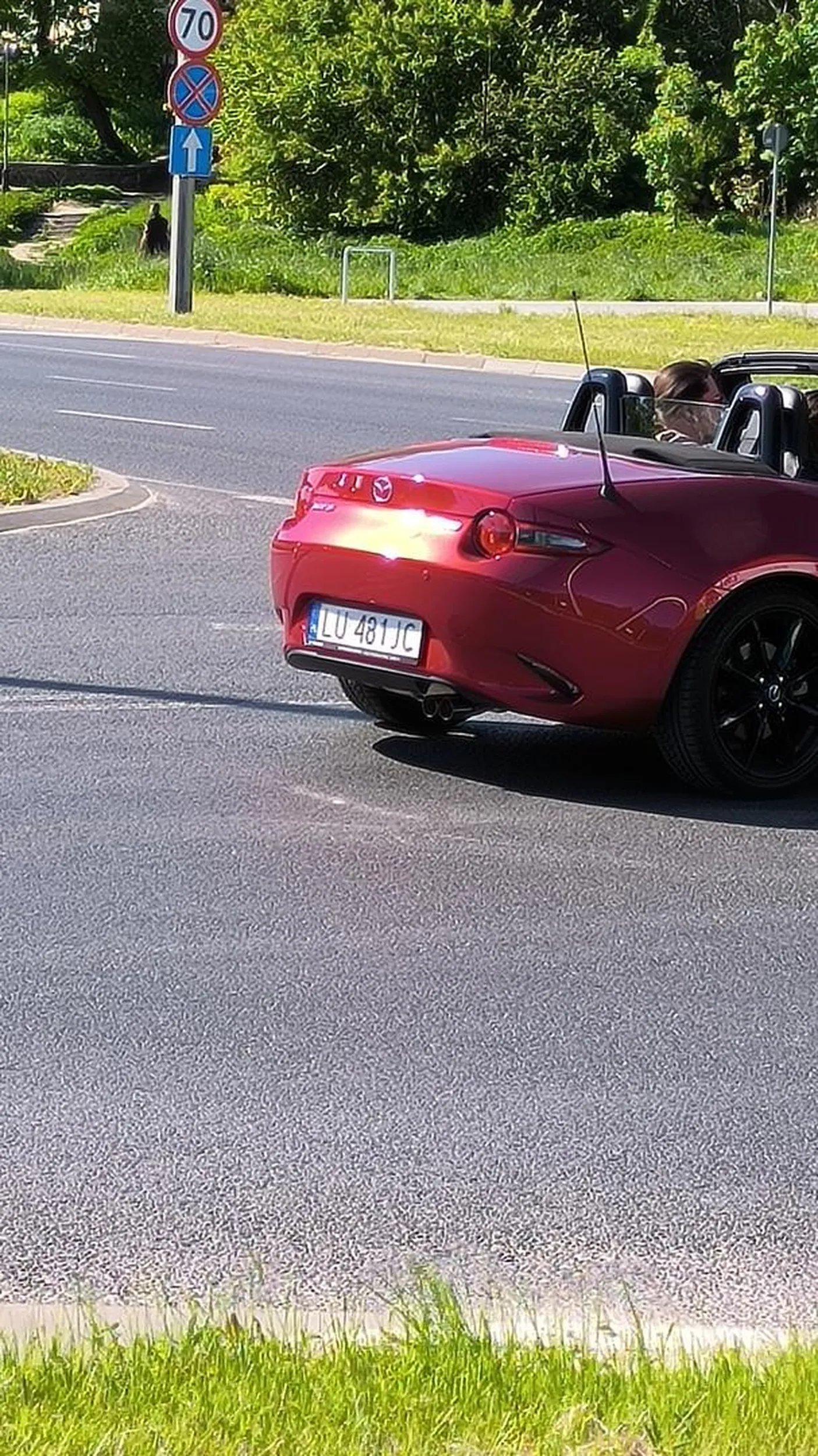 Mam otwierany dach to mogę zablokować skrzyżowanie wjeżdżając na czerwonym. Szacunek dla kierowcy autobus że nie trąbił.