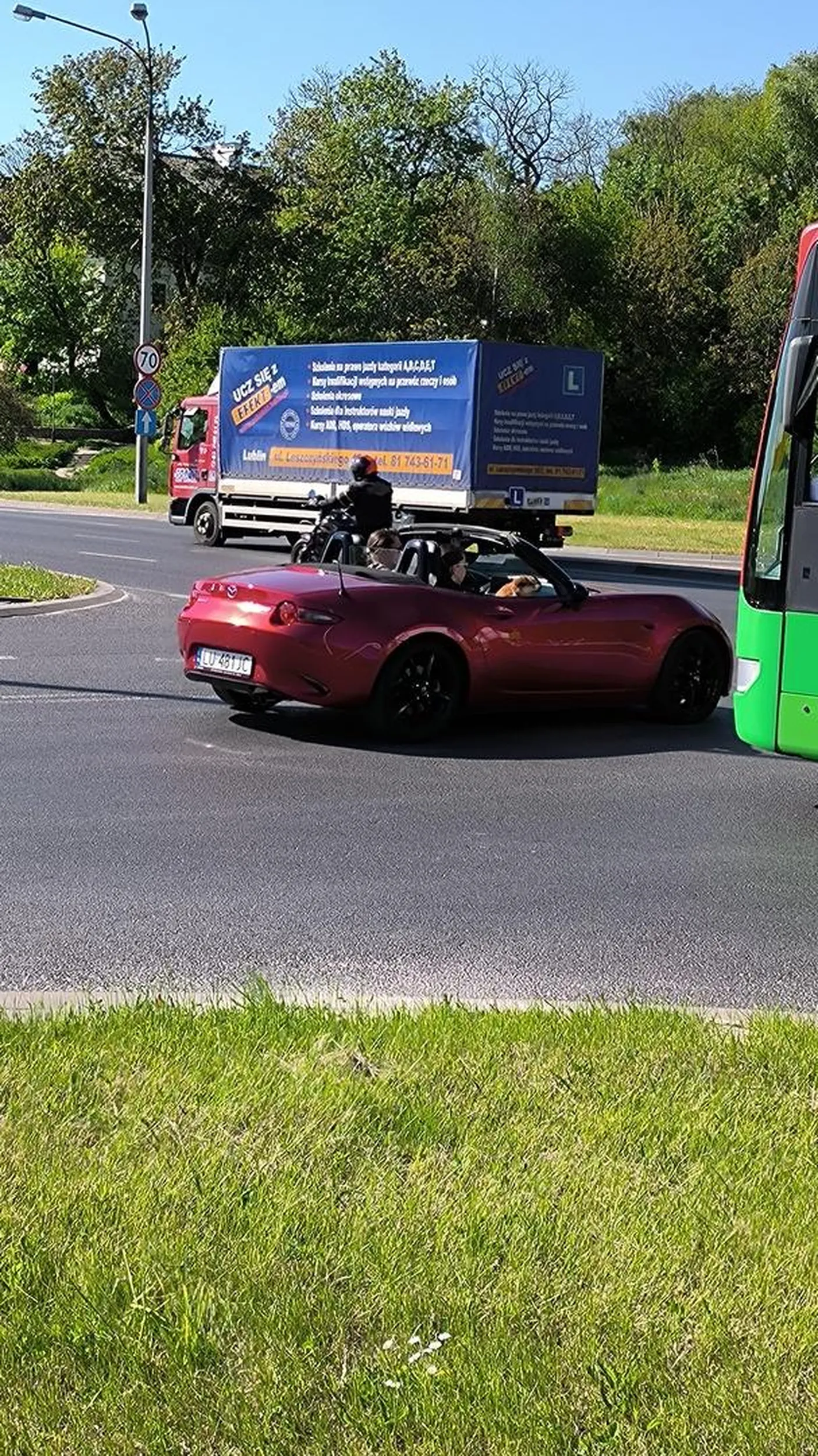 Mam otwierany dach to mogę zablokować skrzyżowanie wjeżdżając na czerwonym. Szacunek dla kierowcy autobus że nie trąbił.