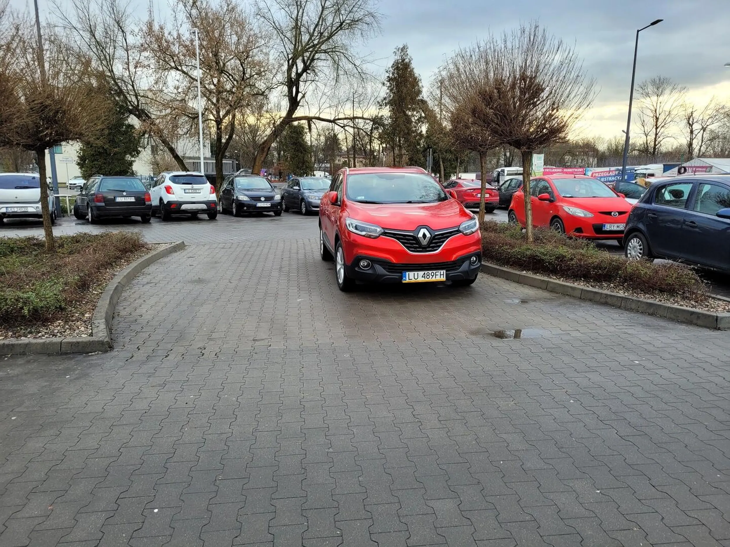 Parkuje się na miejscach a nie na uliczce parkingowej.