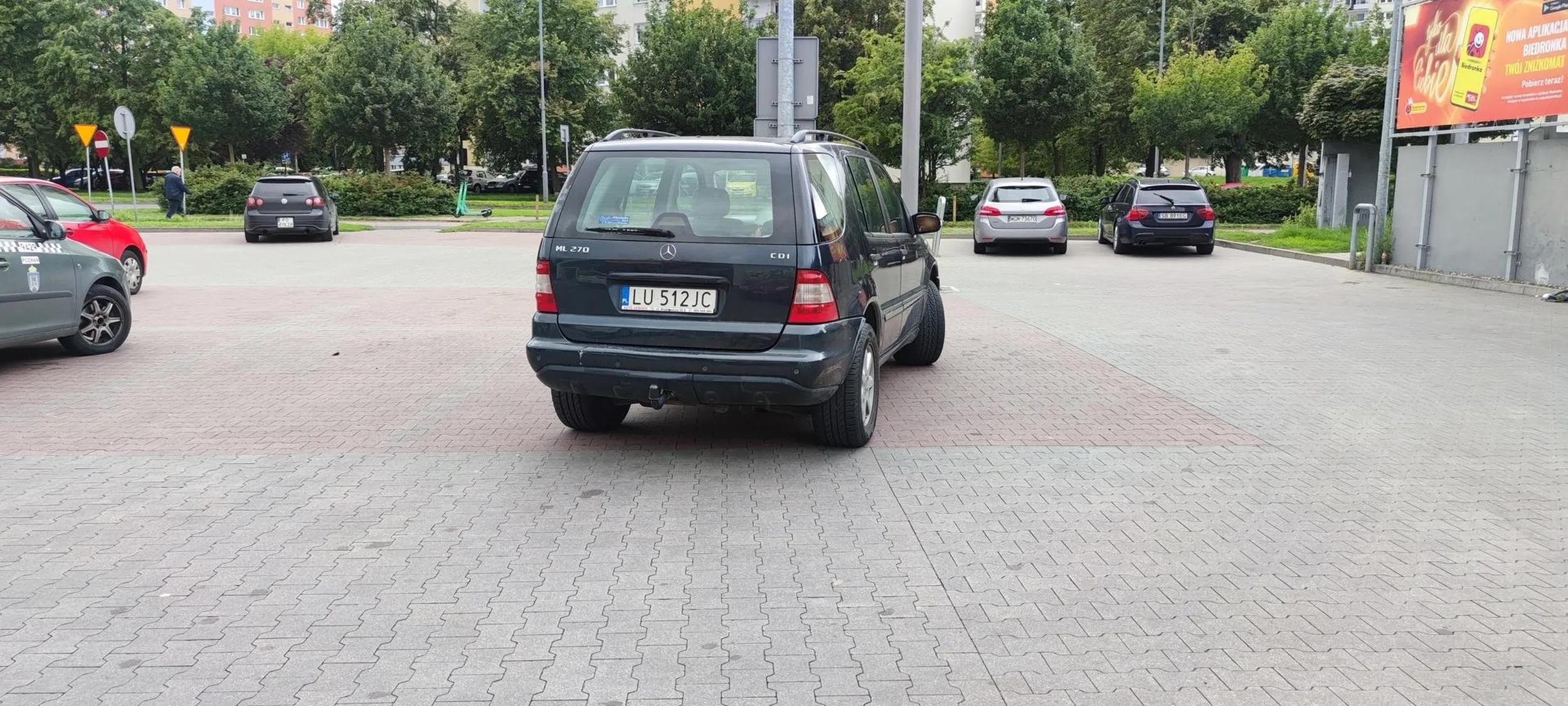 I cyk 2 miejsca zajęte przez blondyneczkę z kierownicą po prawej