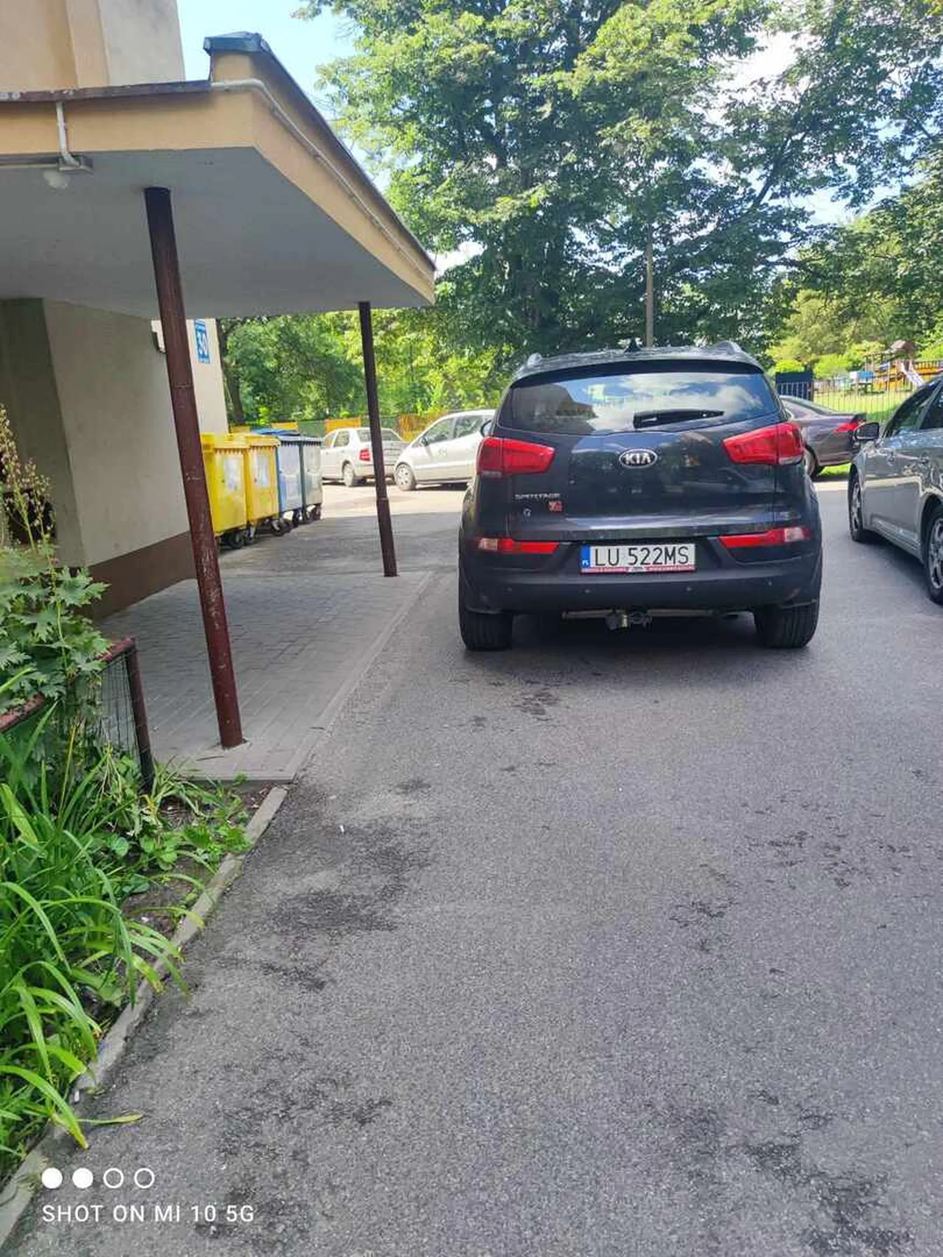 Parkowane na przejeździe. Auta parkujące po stronie gdzie stoi fotografujący nie miały szans wyjechać spod bloku.