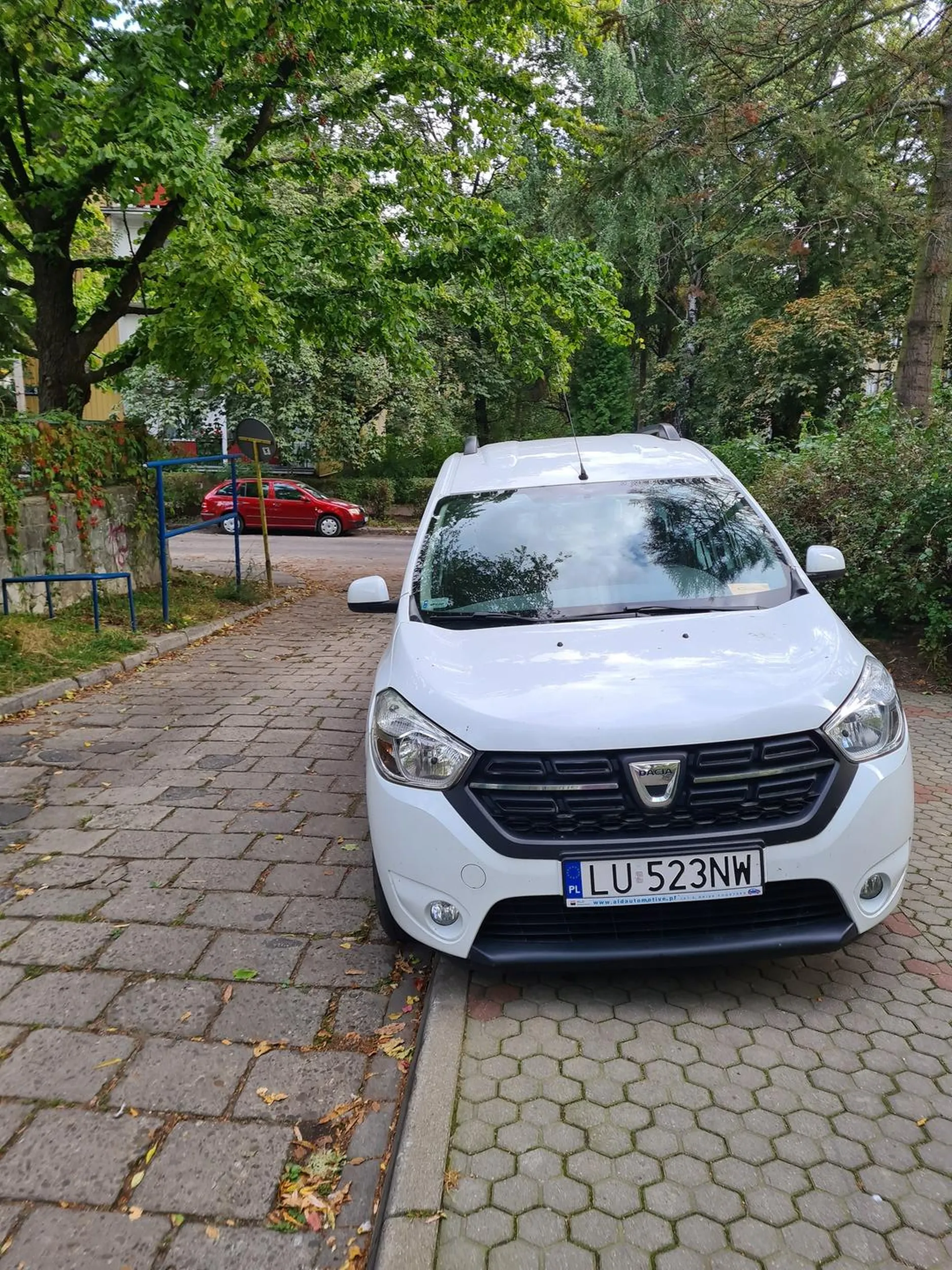 Zajmuje cały chodnik