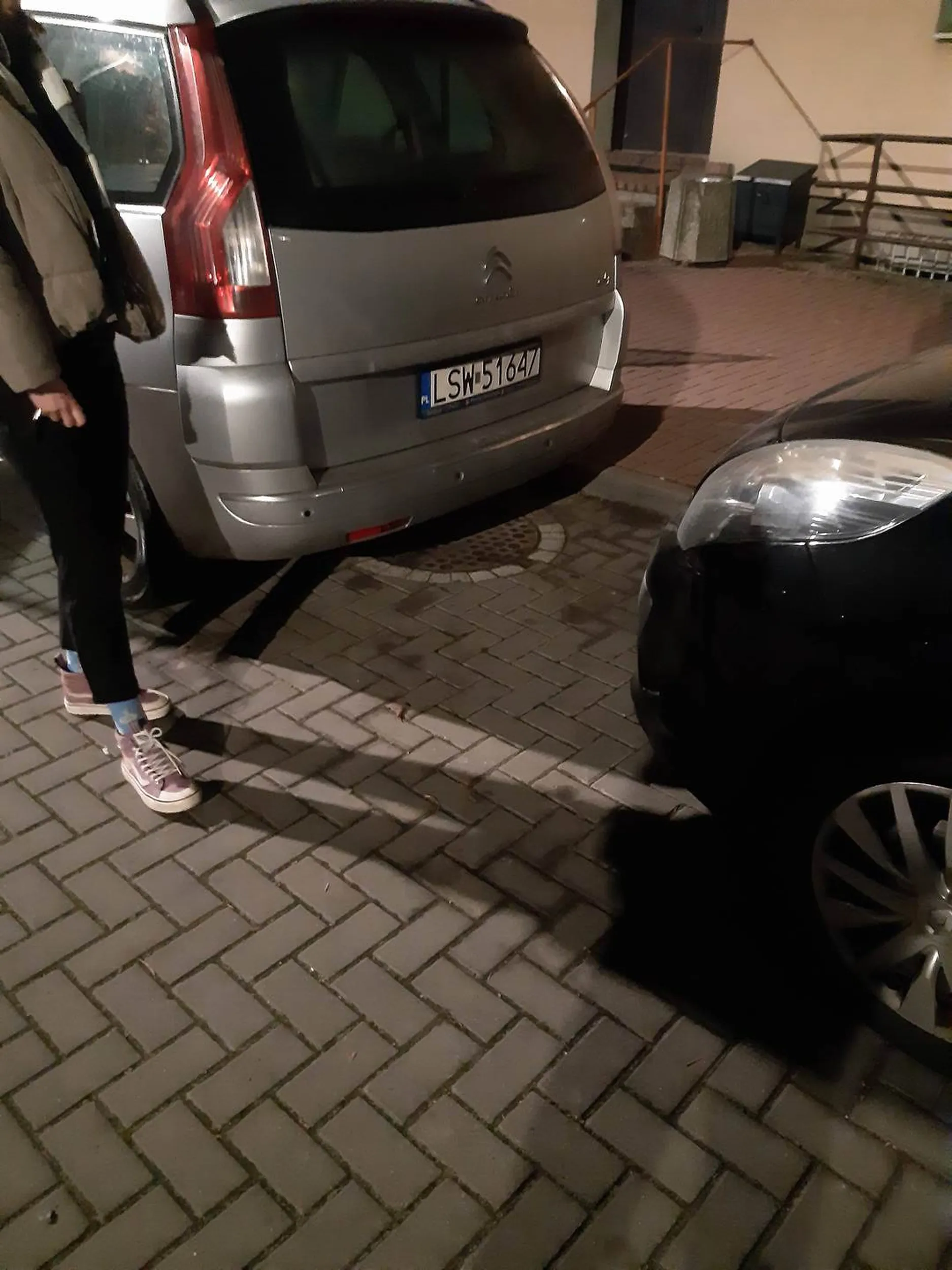 Widziałem jak kierująca z auta LSW51647 wjechała ci na parkingu w przód. Zgłosiłem to nawet na Policji w Świdniku. Jak chcesz dochodzić odszkodowania itp to musisz udać się na komendę. Zdarzenie miało miejsce 3.12.2022r na ulicy Środkowej w Świdniku o 21:00.