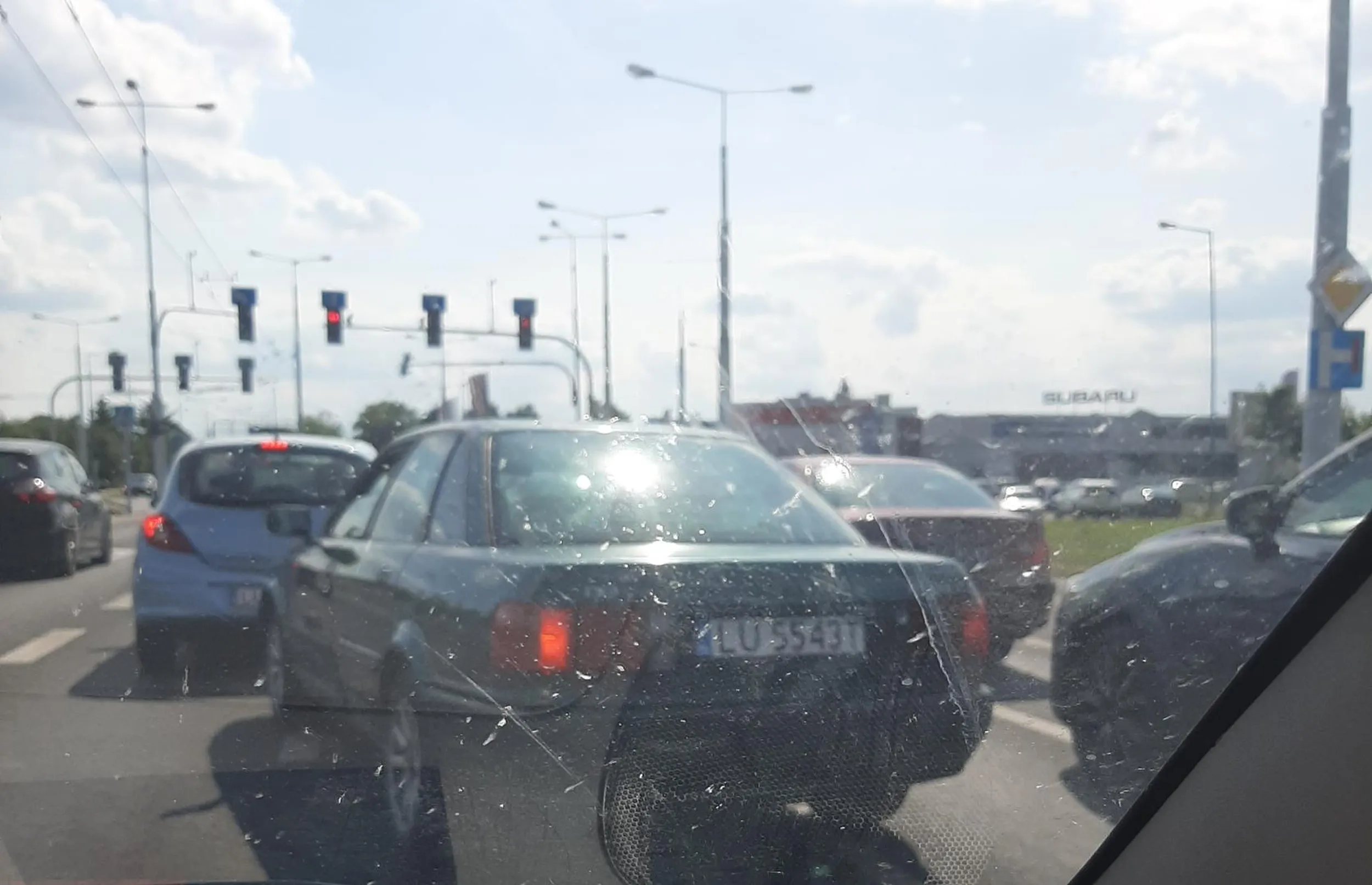 Tragedia. Wpieprza się na chama bo nie umie wybrać prawidłowego pasa. Uważajcie bo kierowca chyba nie umie używać mózgu.