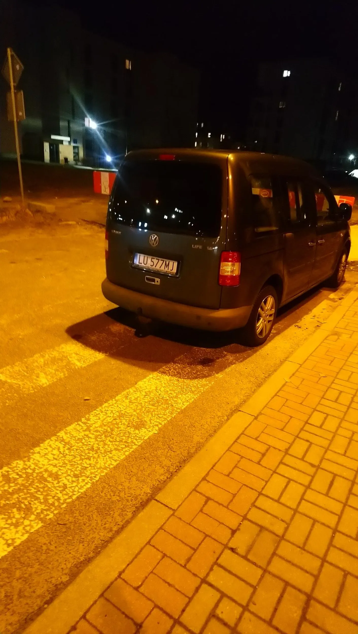 Idealne parkowanie na przejściu dla pieszych. Zero kultury.