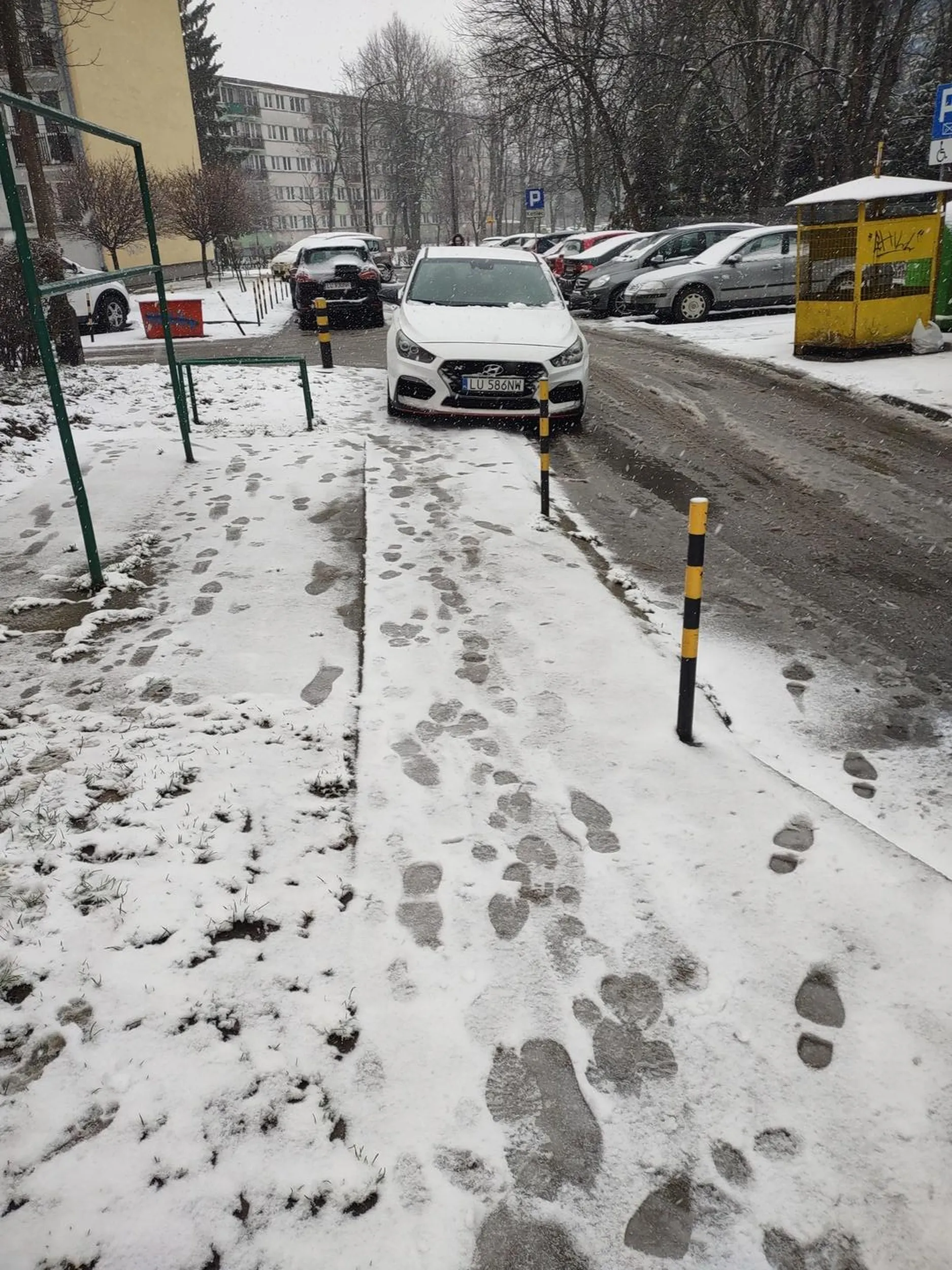 Truchło zaparkowane na całym chodniku i na samym skrzyżowaniu.