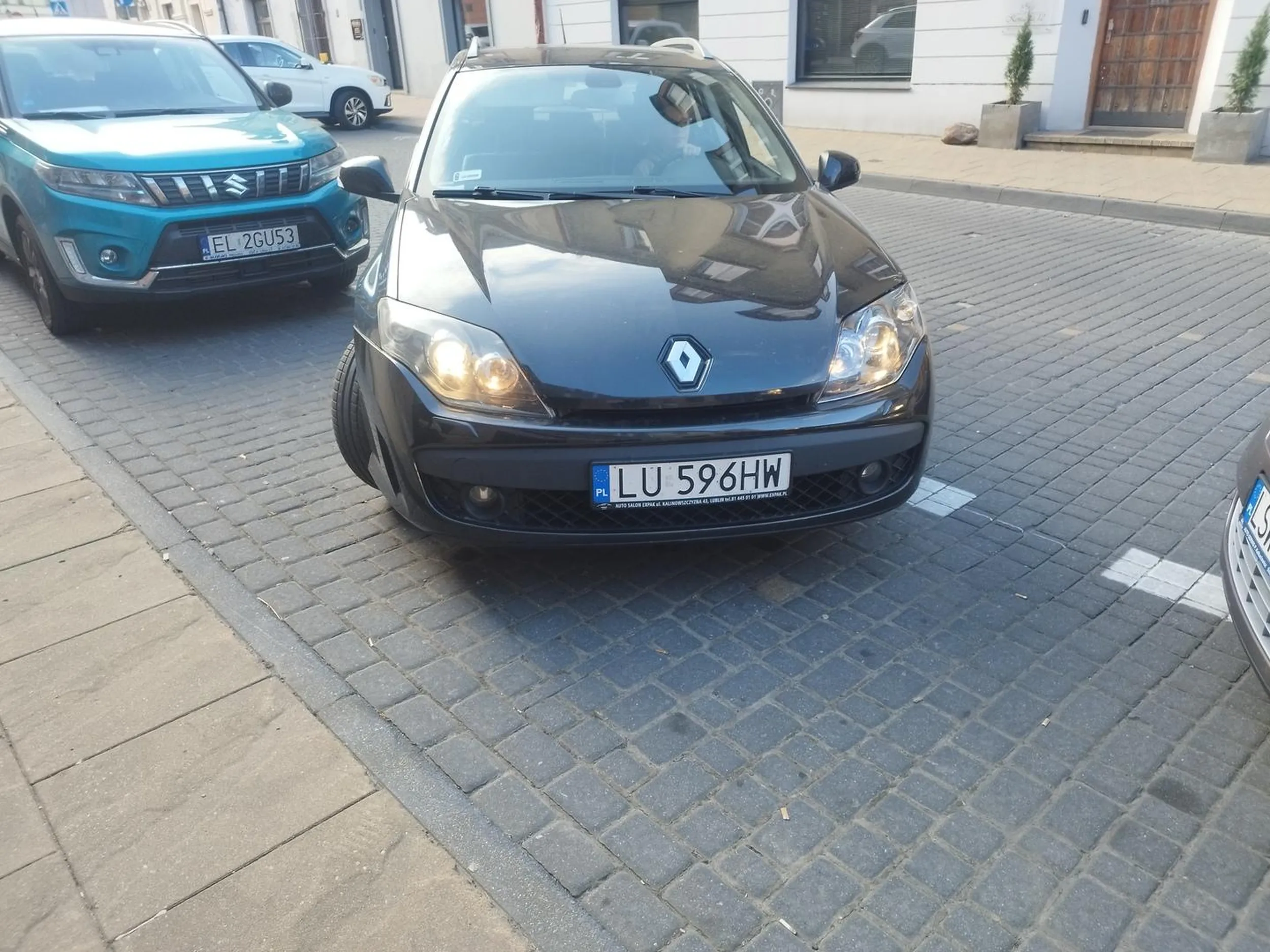 Chamska paniusia która nie liczy się z innymi, królowa szos za wszelką cenę Sytuacja taka że wysiadam z samochodu aby zająć miejsce po wyjeżdżającym z parkingu innym aucie kiedy w tym czasie mąż zawraca umożliwiając wyjazd tamtemu. A "paniusia" wpakowuje się na chama, conajmniej trzykrotnie popycha mnie swoim samochodem usiłując wjechać na zajęte przeze mnie miejsce. Nic nie dało tłumaczenie że specjalnie tu stoję bo mąż zawraca i ponownie próbuje mnie rozjechać. Drze jape na mnie bo "ona jest z dziećmi" a to że my również byliśmy wtedy z dziećmi i to z innego miasta miała gdzieś bo ona jest tu zamiejscowa i ciężko jej było podjechać dwa przystanki MPK... Unikając przejechania musiałam ustąpić Nie polecam i uważajcie na tą pi....