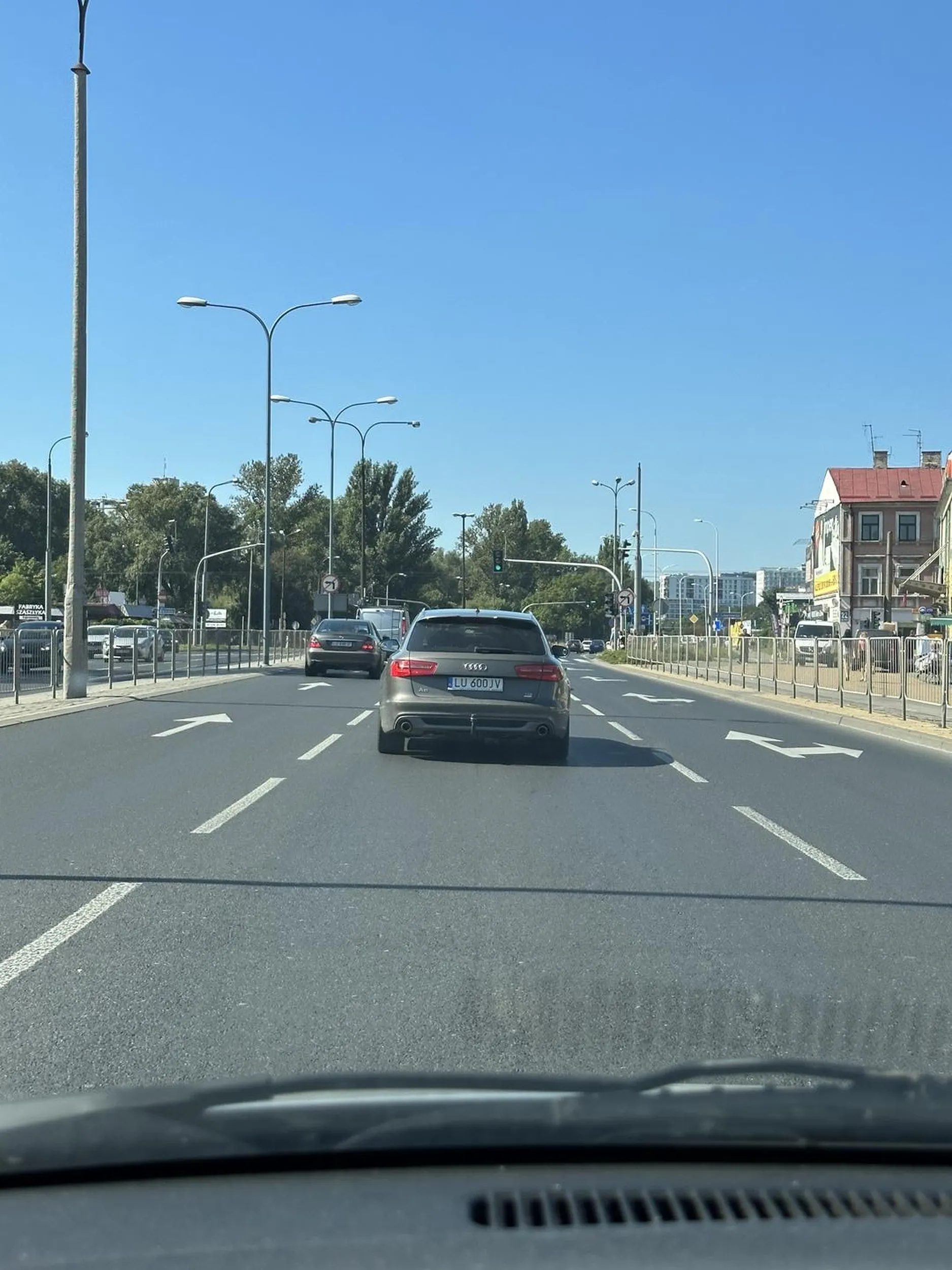 Wjeżdża na pas z pierwszeństwem z pobocznej przed samochody