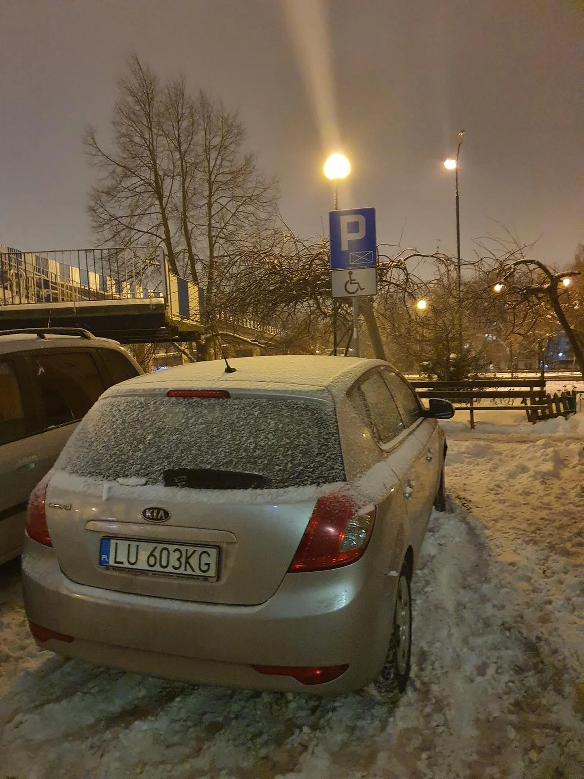 Kolejny, który zajmuje miejsce dla inwalidów (dodatkowo jedyne takie na parkingu). Obyś nie musiał kiedyś stawać tylko na takich miejscach.