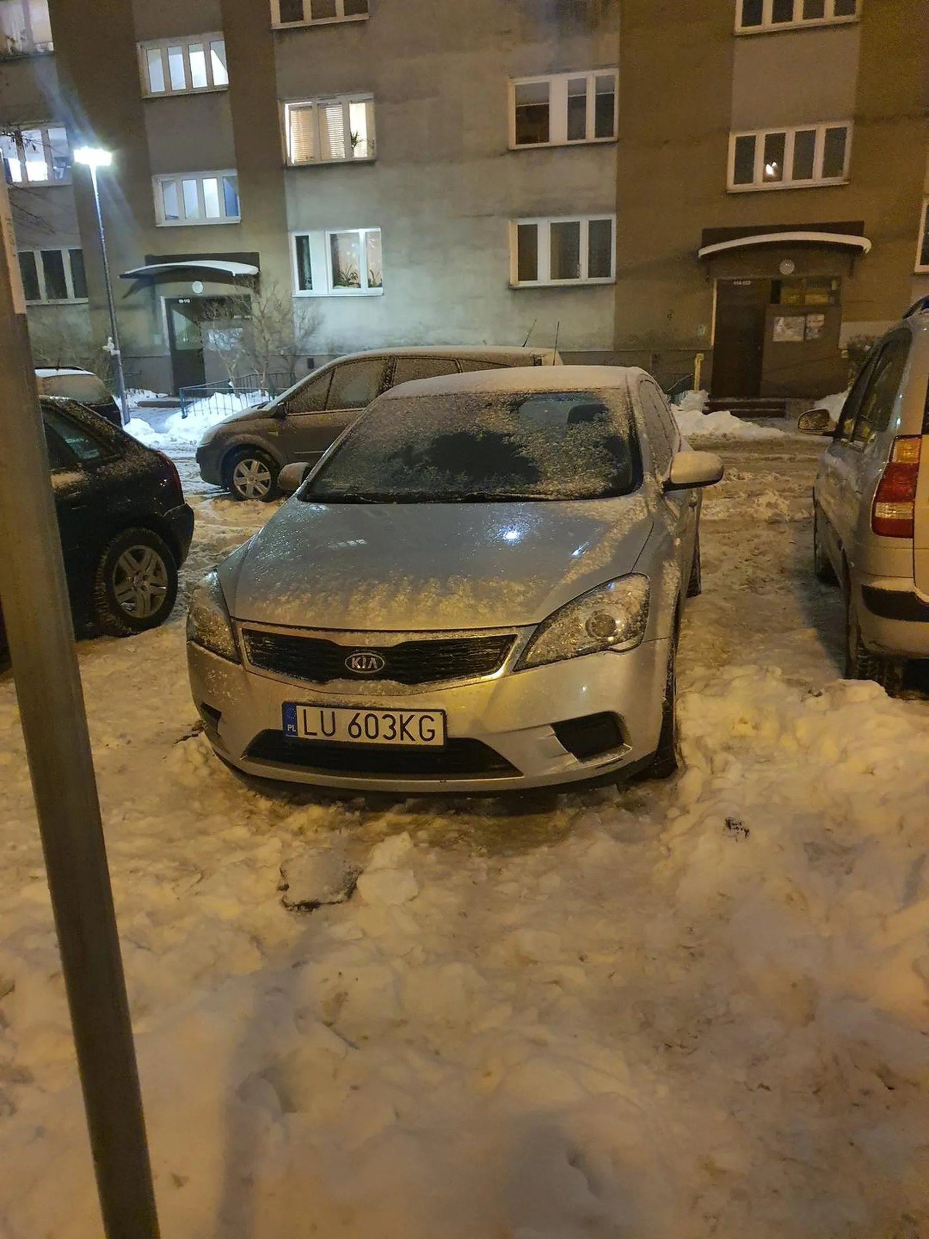 Kolejny, który zajmuje miejsce dla inwalidów (dodatkowo jedyne takie na parkingu). Obyś nie musiał kiedyś stawać tylko na takich miejscach.