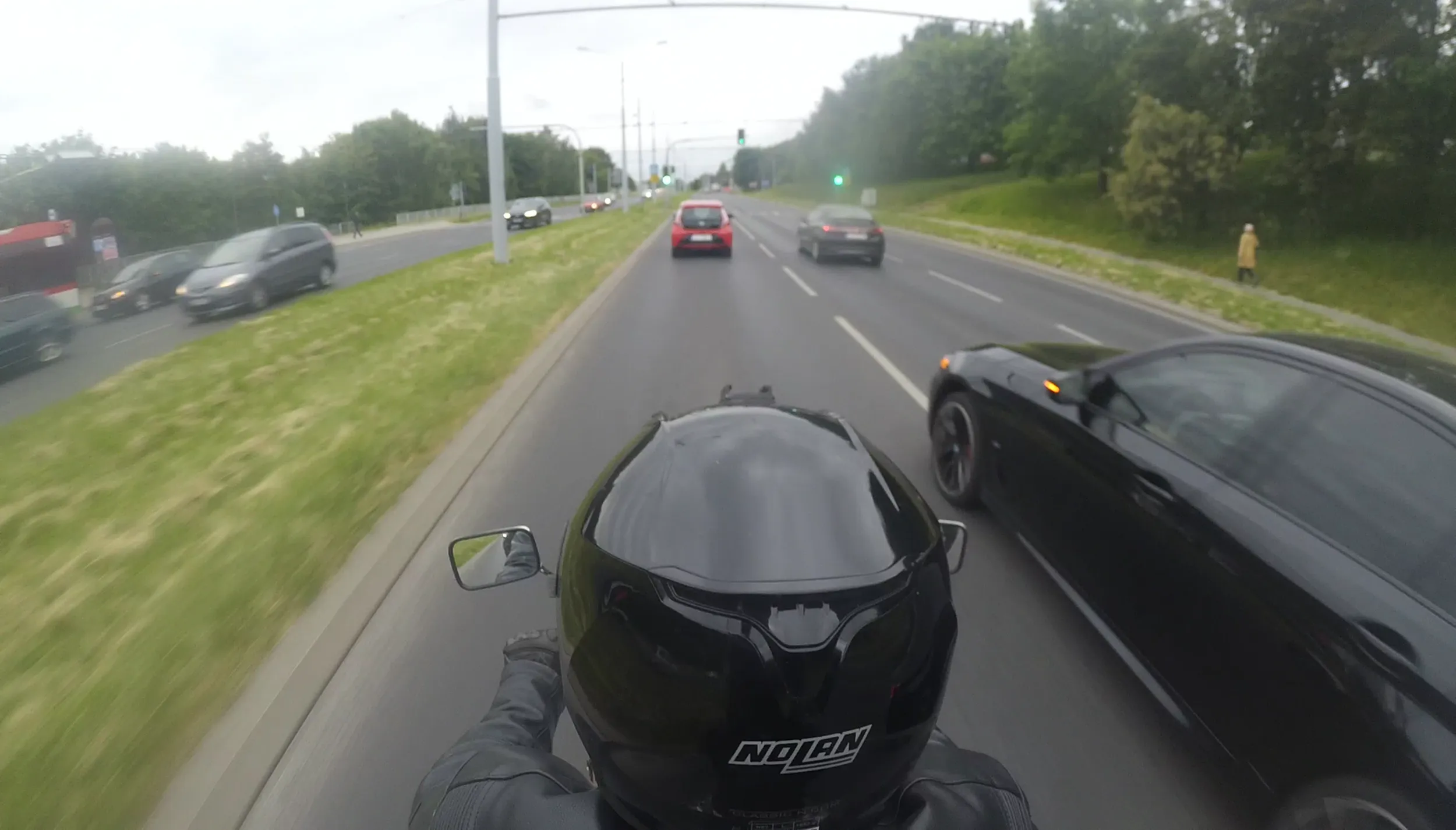 02.06.2023 godz. 18.07 ul. Jana Pawła II w Lublinie Czarne BMW wymusza pierwszeństwo złośliwie spychając innych uczestników ruchu prawidłowo jadących lewym pasem. Posiada prawy pas wolny.