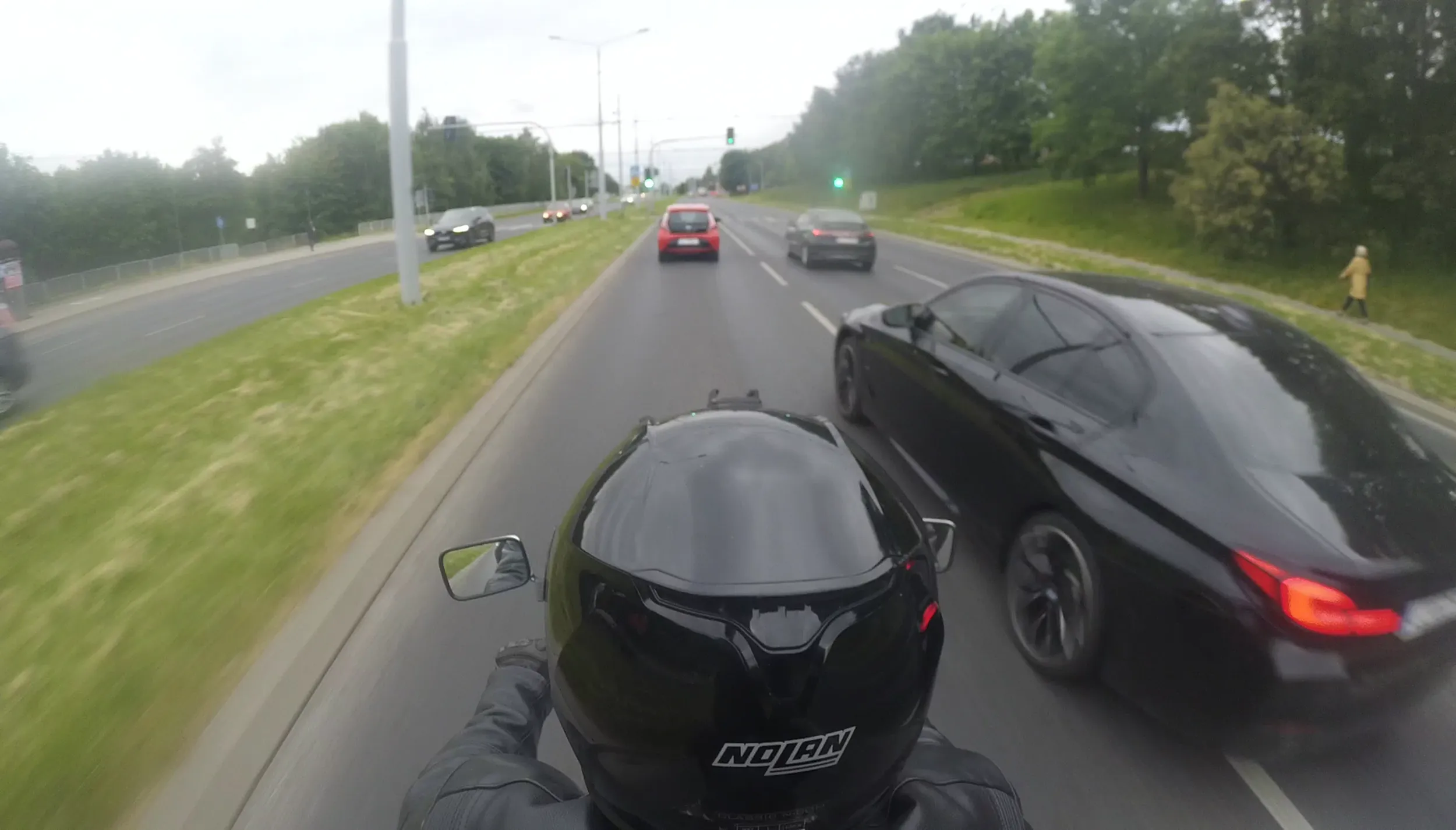 02.06.2023 godz. 18.07 ul. Jana Pawła II w Lublinie Czarne BMW wymusza pierwszeństwo złośliwie spychając innych uczestników ruchu prawidłowo jadących lewym pasem. Posiada prawy pas wolny.