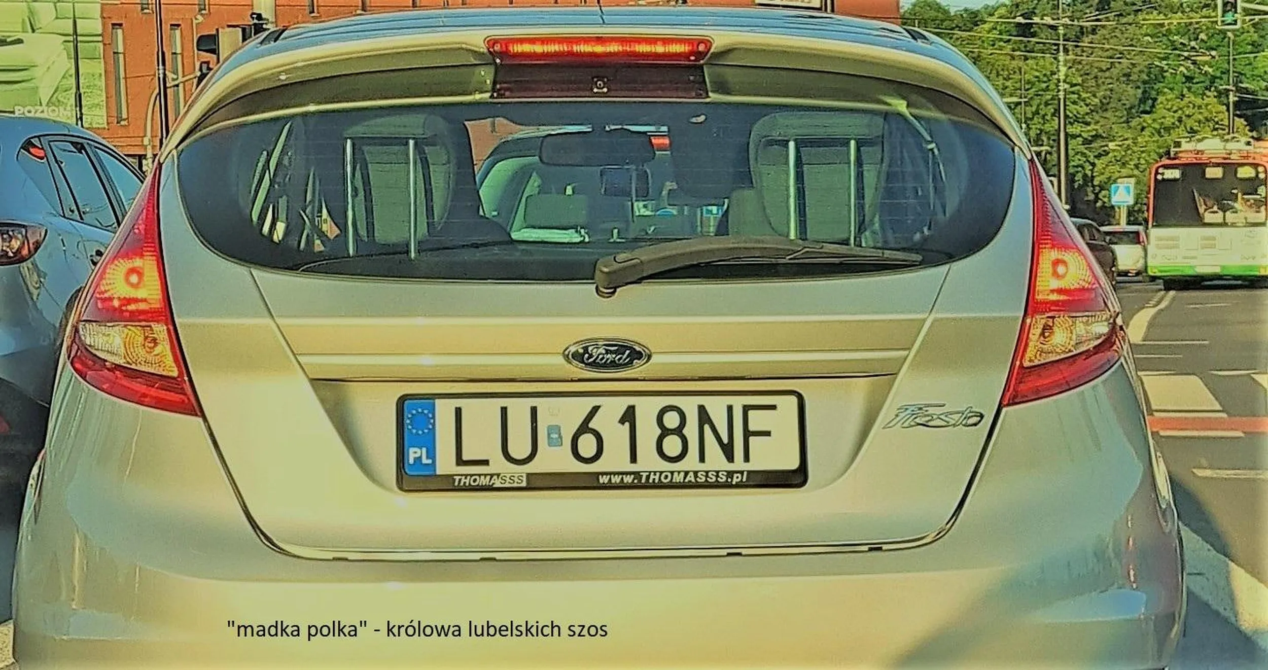 Bo mieć dzieci a być rodzicem to jednak różnica... Dedykuję to Pani jeżdżącej fordem fiesta i zbyt zajętej dzieckiem siedzącym na przednim fotelu. Kierując autem wymusza pierwszeństwo wyjeżdżając z parkingu na ulicę, następnie utrudnia ruch na pustej w weekend drodze i na koniec zbyt zajęta pociechą by zwracać uwagę na to co się dzieje na drodze. Kamera zainstalowana w jej aucie wiele wyjaśnia chociaż zapewne "kierowczyni" nie analizuje swoich poczynań na drodze.