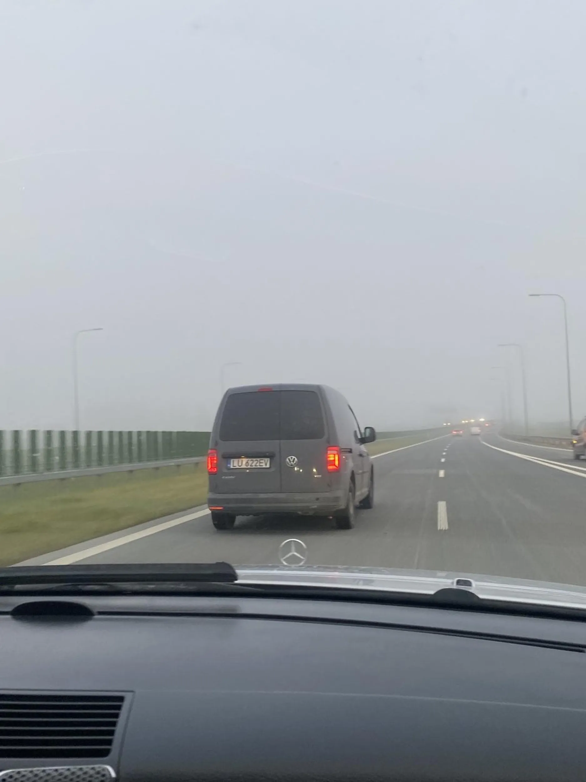 Wymuszanie pierwszeństwa, nie trzymanie odległości i ciągłe świecenie świateł