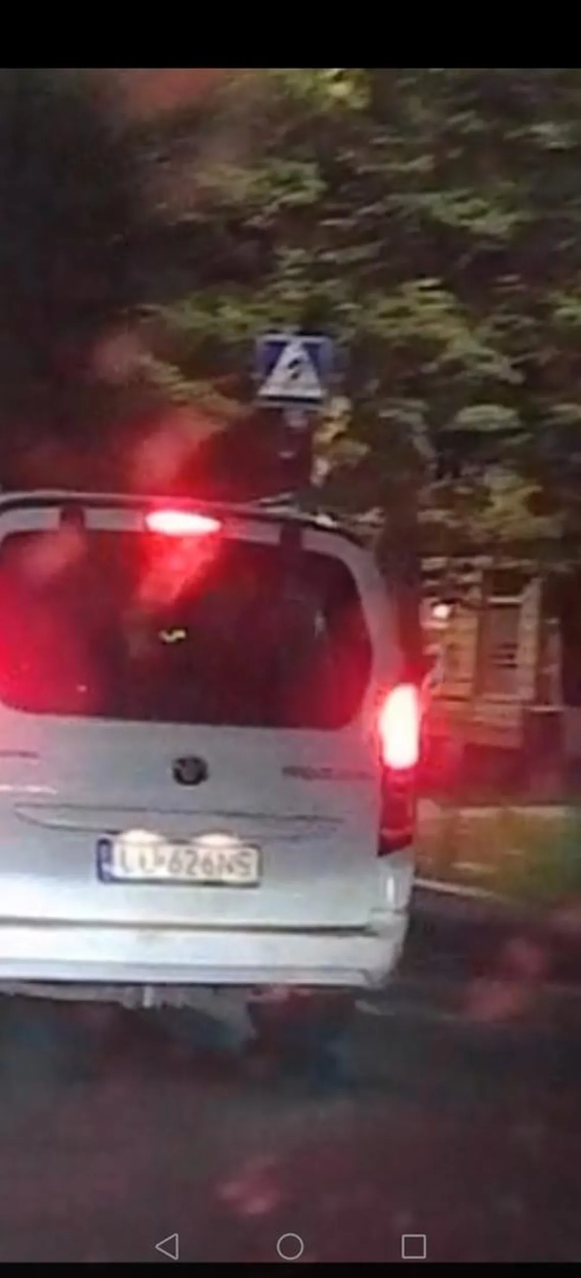 Bardzo niemiły kierowca. Najpierw skręcił w lewo gdzie nie mial prawa ( wcisnął się przede mną) a potem jeszcze opier**** przez okno