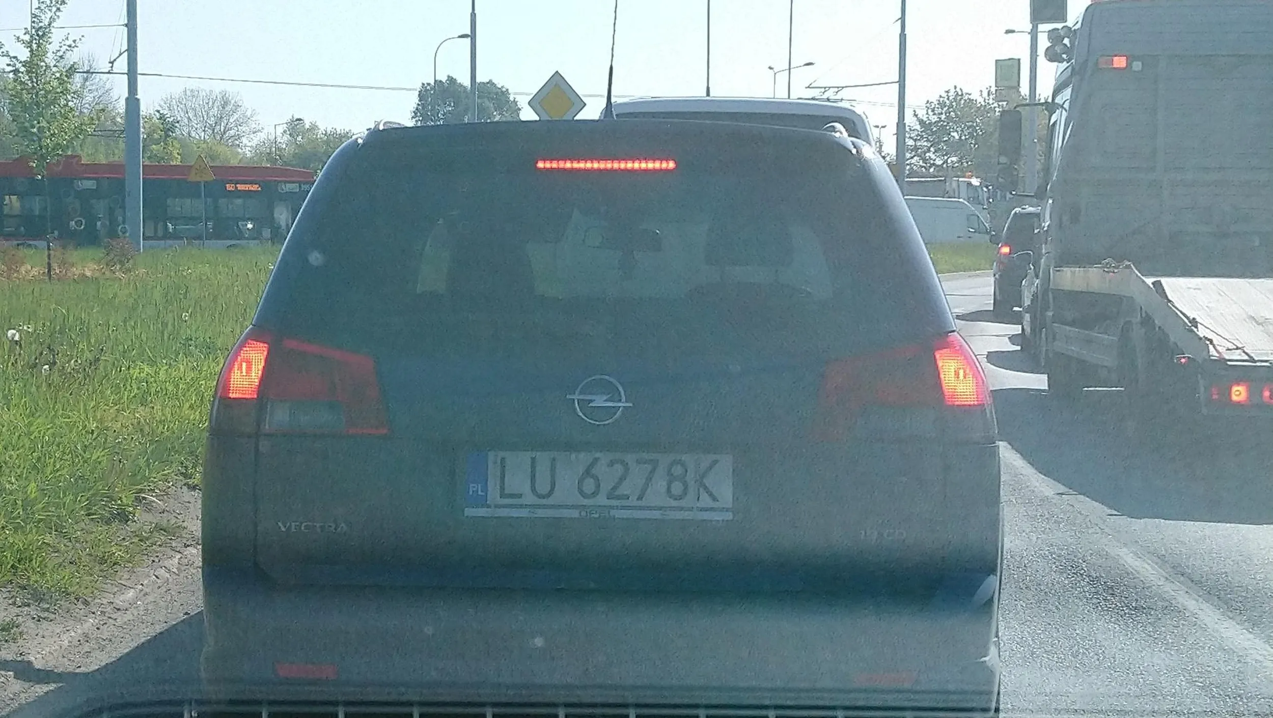 Chamuje na zielonym, a następnie przejeżdża na czerwonym skrzyżowanie!!!!  Cham drogowy