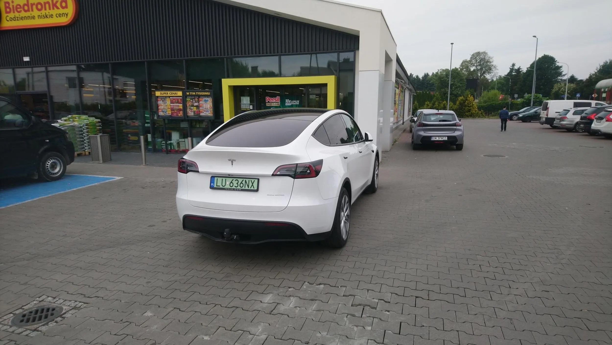 Tesle mam, a inni nie. Więc parkuję jak cham!!!! Szkoda ze nie potrafił wjechać do środka i zrobić zakupów przez otwarte okno. A parking wolny. Ale jaśnie panisko nie będzie 5 metrów szło... ?