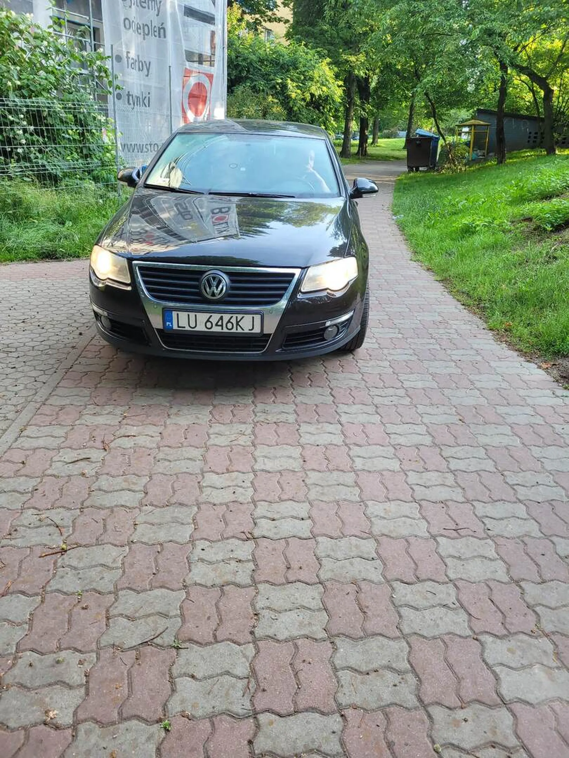 Próbował przejechać pieska na chodniku