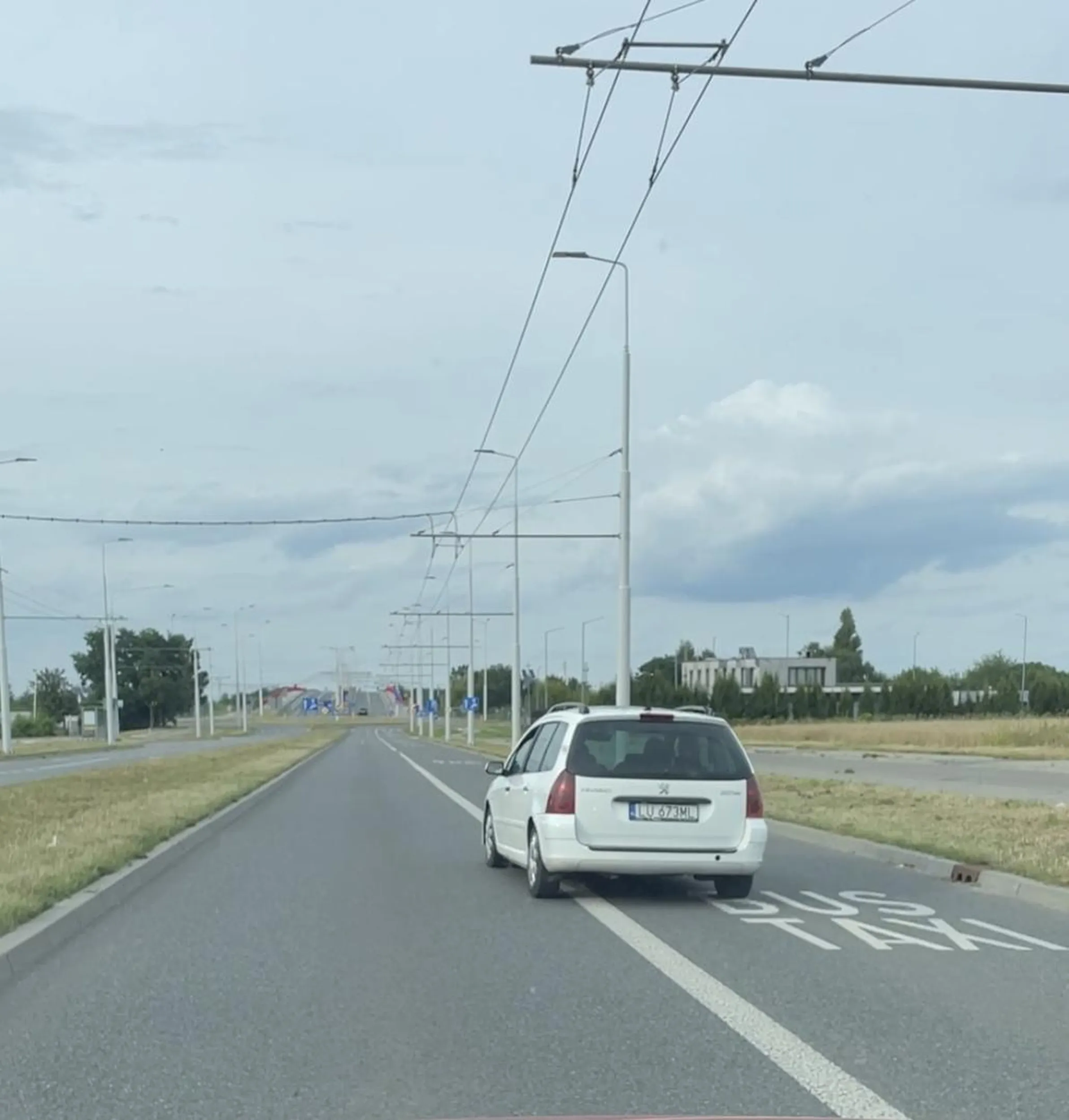 Gruba locha zajeżdża droge nie pozwalajac sie wlaczyc do ruchu z buspasa