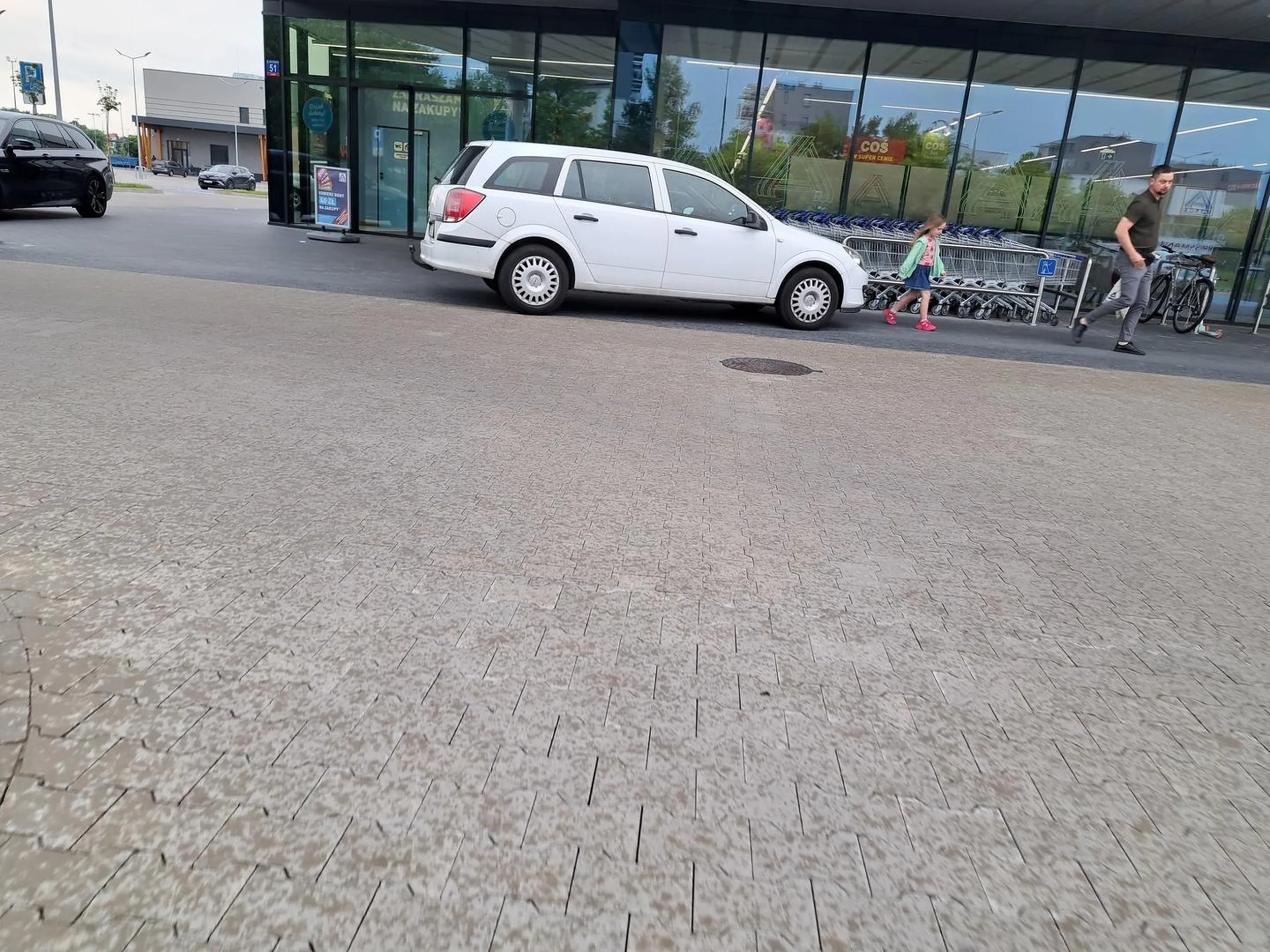 Cały parking wolny ale kierowcy nie chce się czterech liter ruszyć i musi stanąć jak palant.