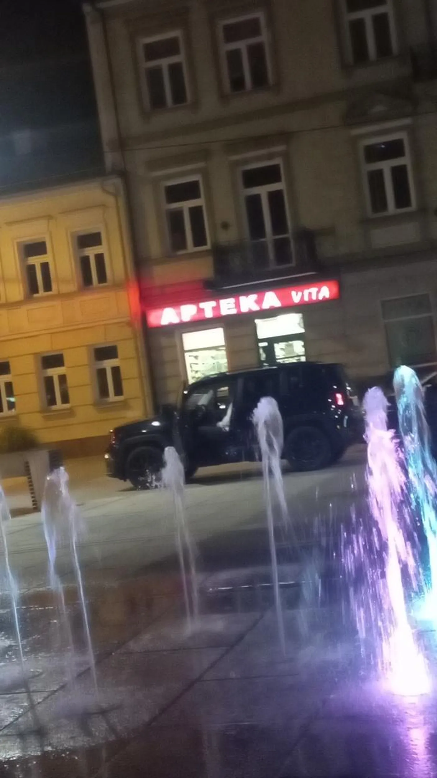 Chłop wjeżdża na park w parczewie gdzie jest zakaz wjazdu