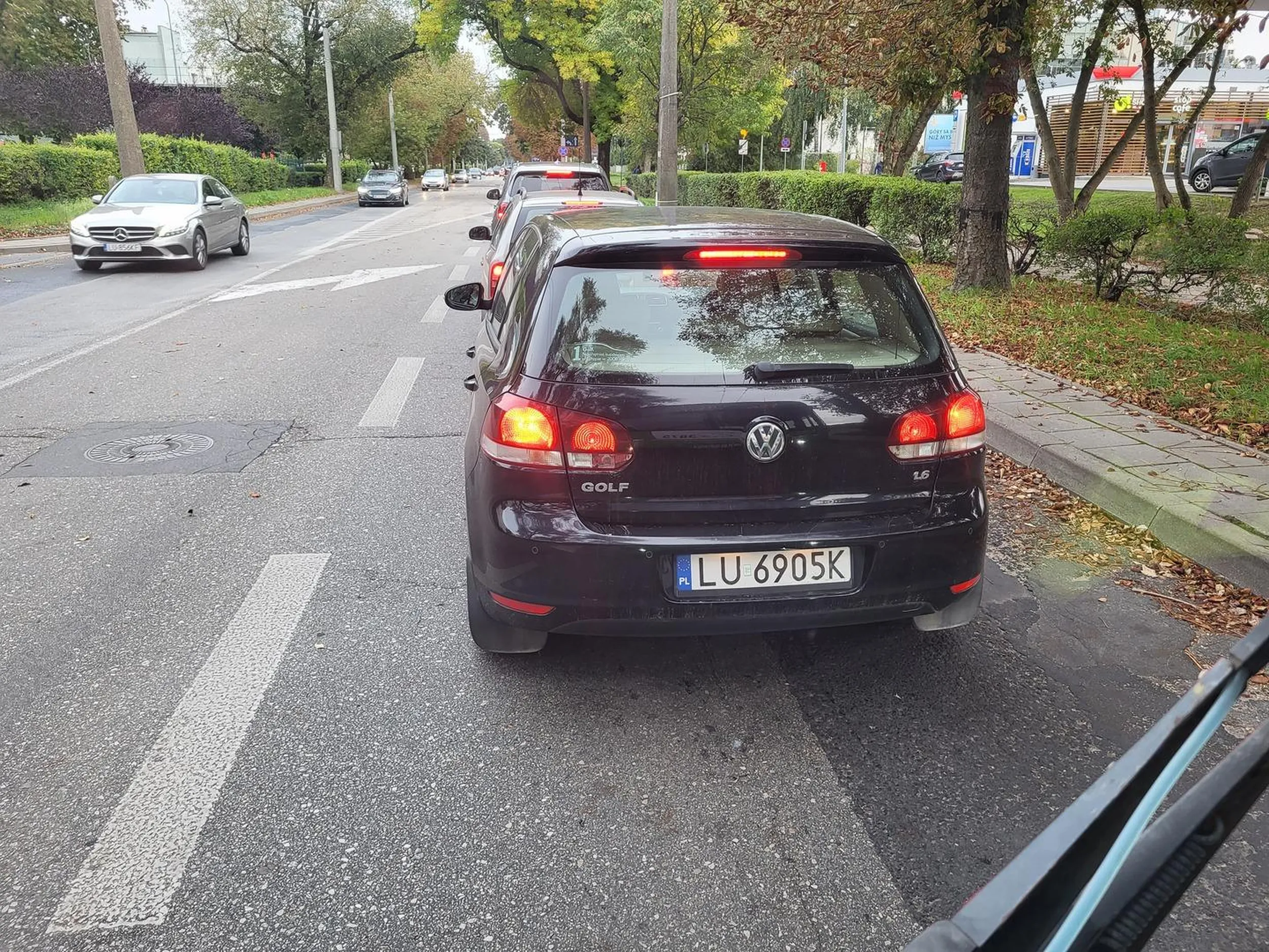 Proponuję przypomnieć sobie przepis, bo chyba nie jest znany... Art. 18. 1. Kierujący pojazdem, zbliżając się do oznaczonego przystanku autobusowego na obszarze zabudowanym, jest obowiązany zmniejszyć prędkość, a w razie potrzeby zatrzymać się, aby umożliwić kierującemu autobusem włączenie się do ruchu, jeżeli kierujący takim pojazdem sygnalizuje kierunkowskazem zamiar zmiany pasa ruchu lub wjechania z zatoki na jezdnię.