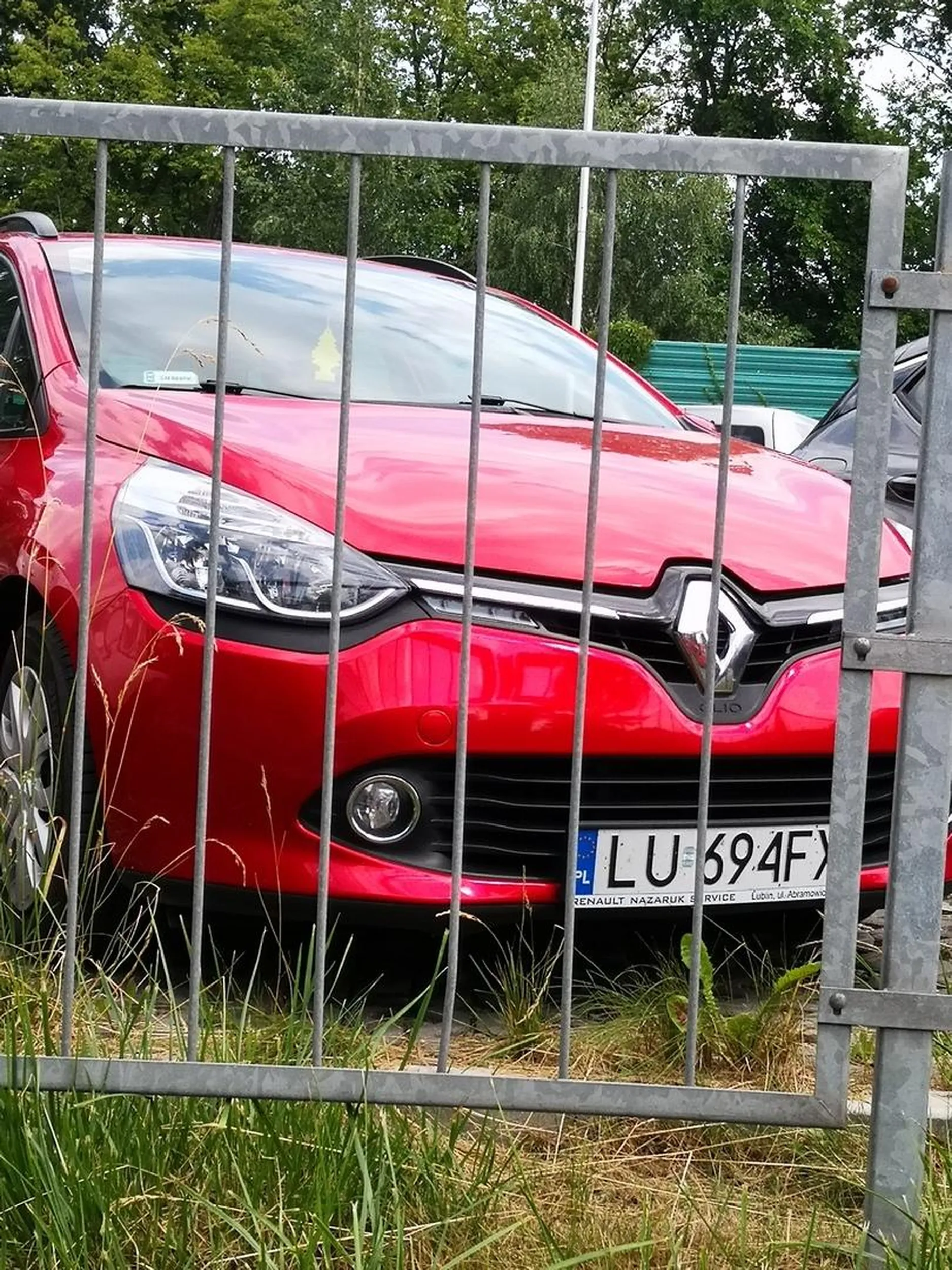 Auto porzucone, blokuje parking
