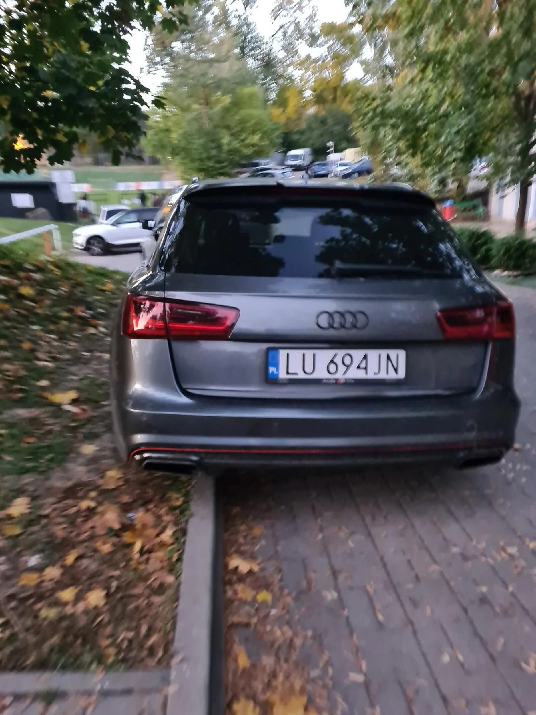 Niszczy zieleń. Trzeba było wjechać na boisko podrzucić gówniaka