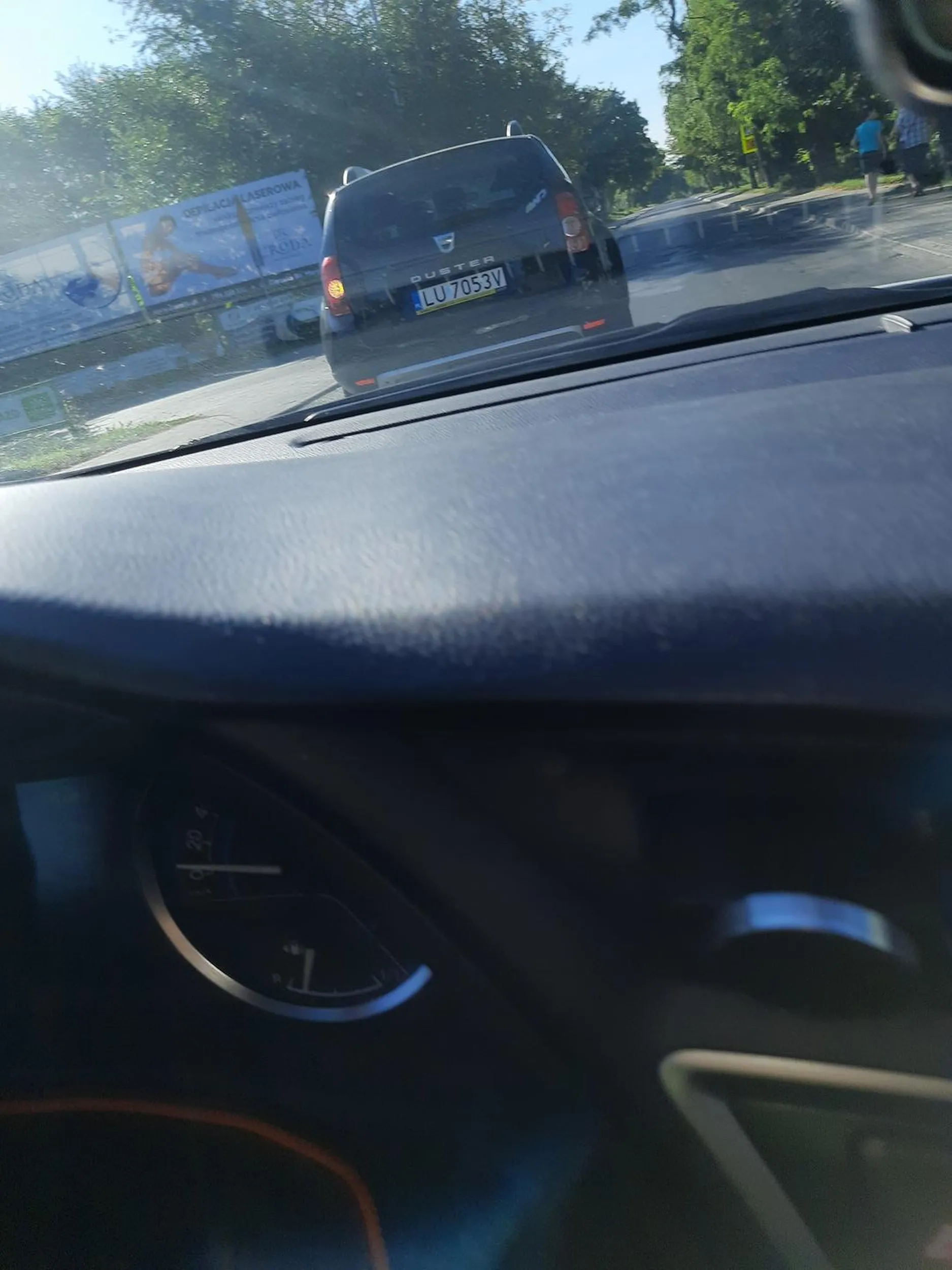 KTO DAJE MOŻLIWOŚĆ JAZDY TAK STARSZYM LUDZIOM KTÓRZY EWIDENTNIE MAJĄ Z TYM PROBLEM?!?!?! Najpierw rondo w Snopkowie - jazda po krawędzi z prędkością chyba 5 km/h, a potem "rajd Sławinkowską z prędkością 20-30 km/h, nietrzymanie się pasa, ciągłe zjeżdżanie. Pan w tak podeszłym wieku, że szok, że pani która była pasażerką pozwoliła mu prowadzić. Stwarza ogromne zagrożenie. A na zdjęciu pan skręca w lewo pod Stokrotkę - oczywiście jadąc pod prąd... MASAKRA.