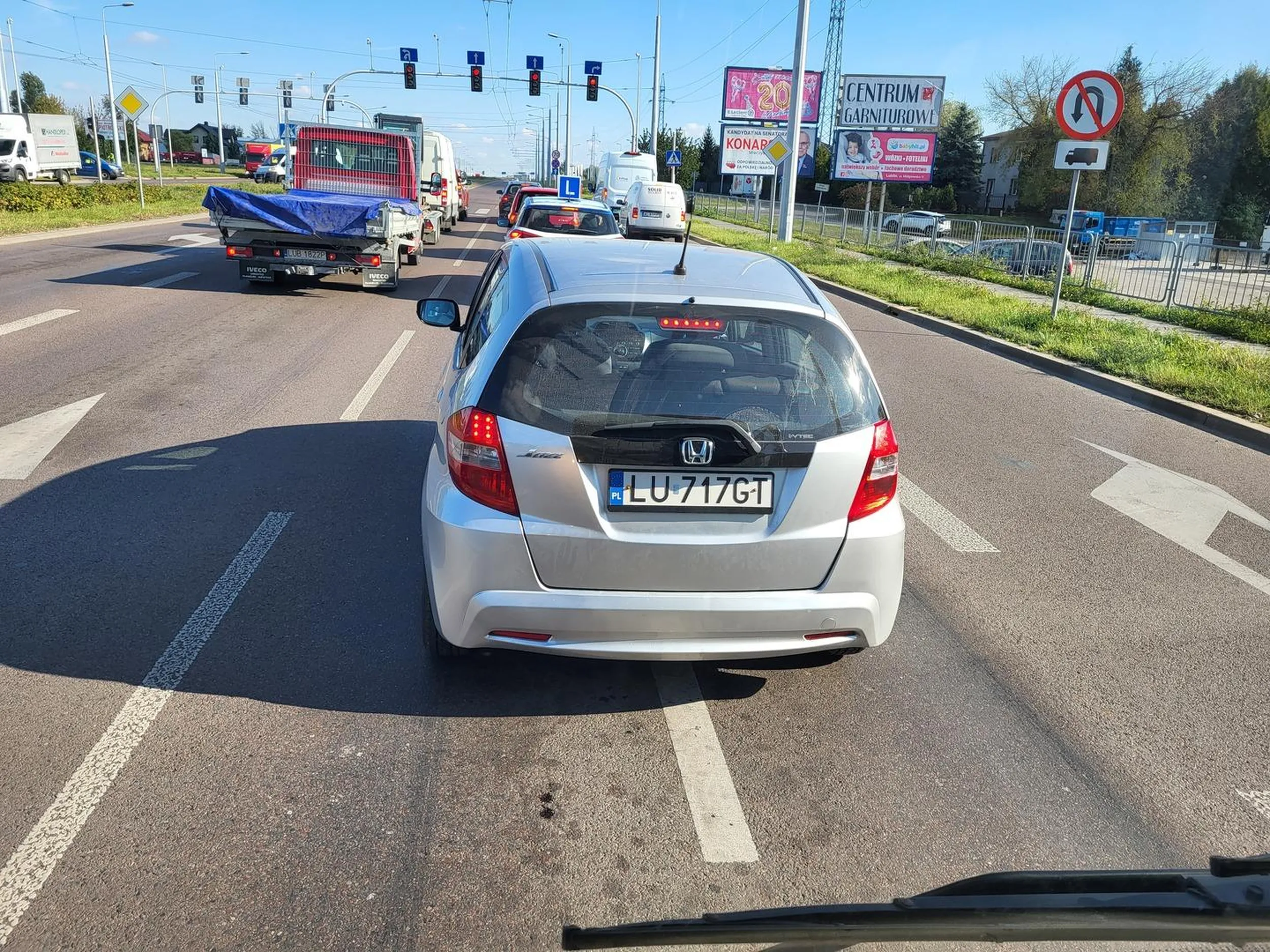 Proponuję przypomnieć sobie przepis, bo chyba nie jest znany... Art. 18. 1. Kierujący pojazdem, zbliżając się do oznaczonego przystanku autobusowego na obszarze zabudowanym, jest obowiązany zmniejszyć prędkość, a w razie potrzeby zatrzymać się, aby umożliwić kierującemu autobusem włączenie się do ruchu, jeżeli kierujący takim pojazdem sygnalizuje kierunkowskazem zamiar zmiany pasa ruchu lub wjechania z zatoki na jezdnię.