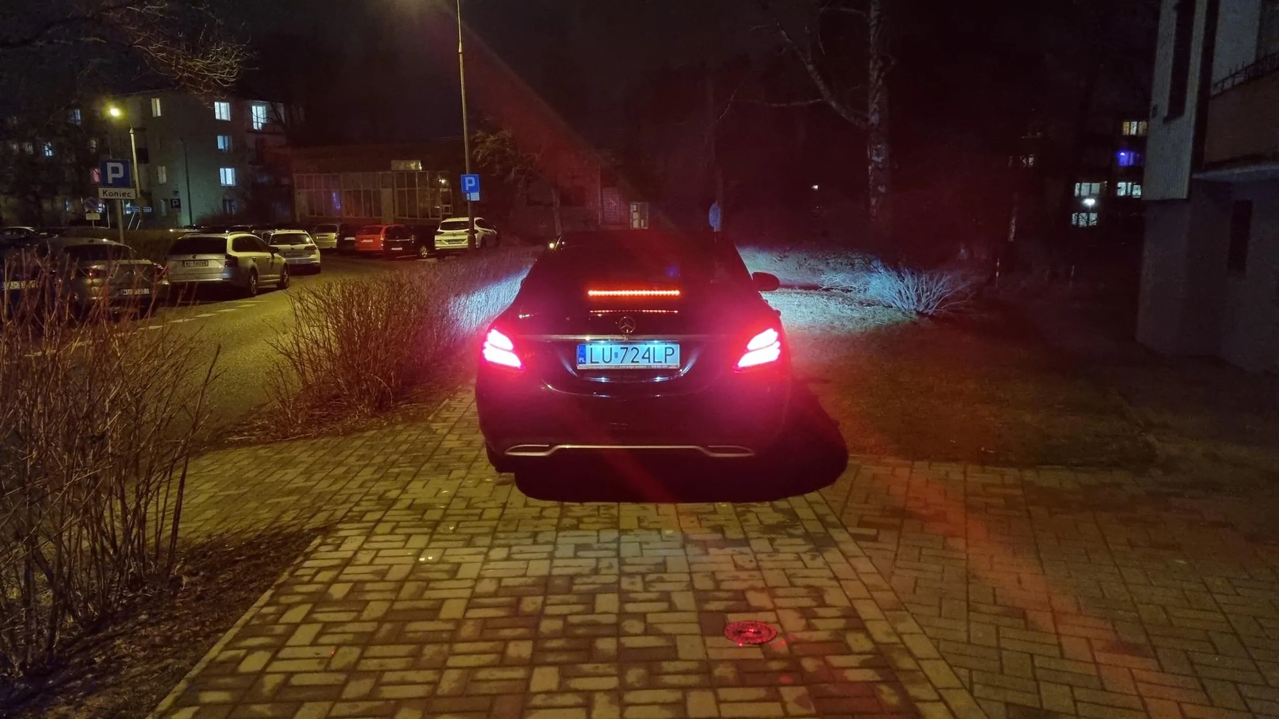 Nie chce się babie dupy ruszyć i przejść kilkanastu metrów z parkingu, tylko blokuje cały chodnik, byleby bliżej wejścia do klatki.