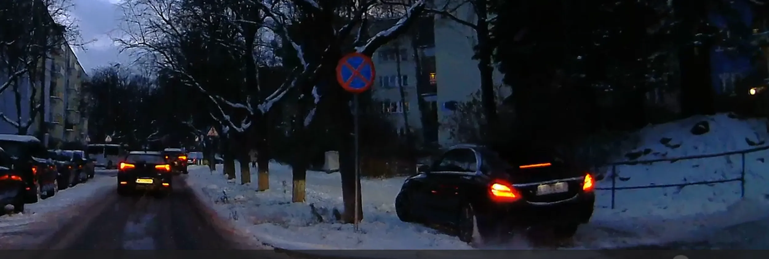 Wczoraj damulka sobie jechała po trawniku i chodniku. Piesi widocznie mają fruwać. Liczy się tylko ona!!! Żałosna baba!!!