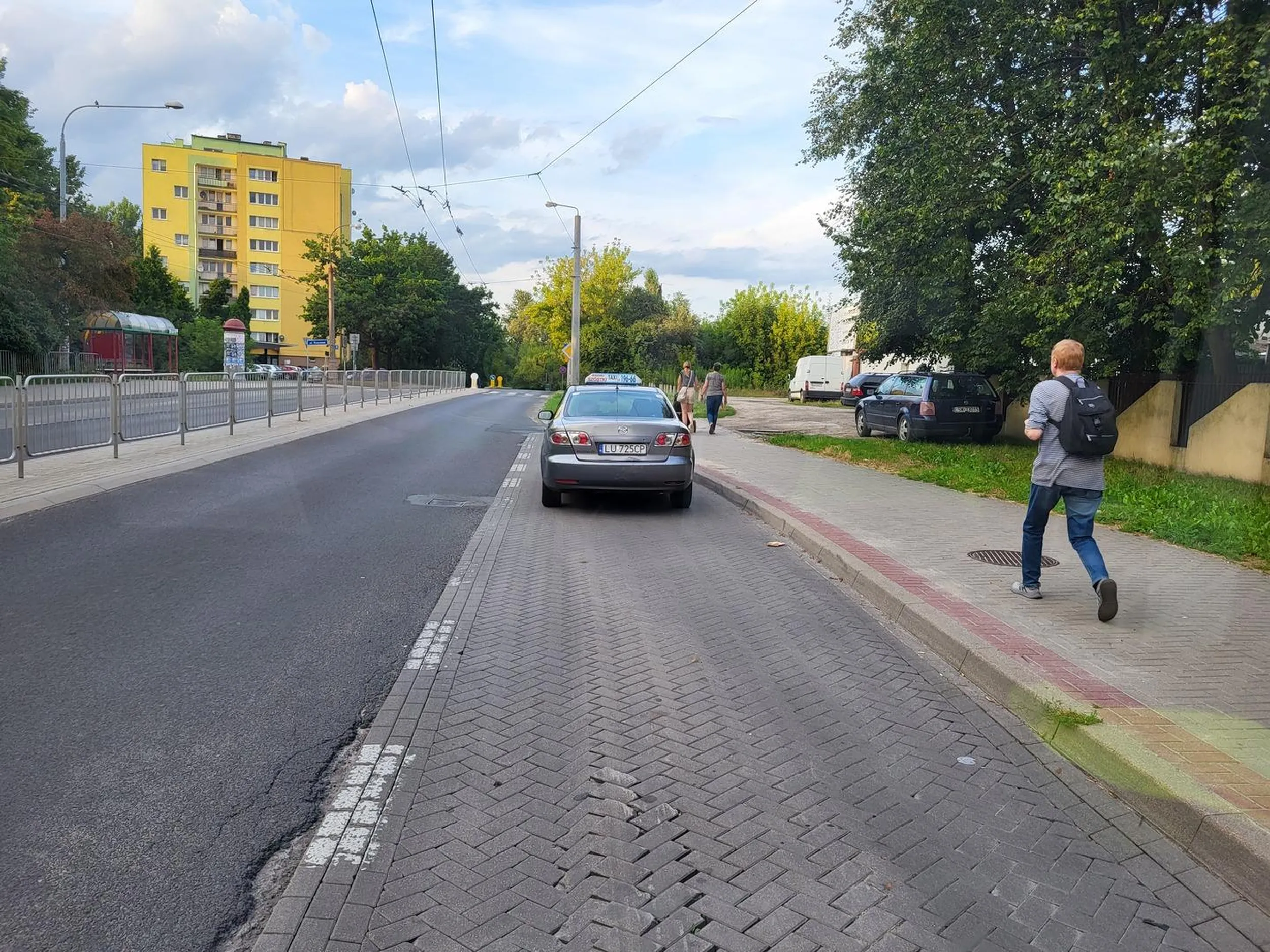 Parkowanie na przystanku autobusowym, a 5 metrów dalej parking.