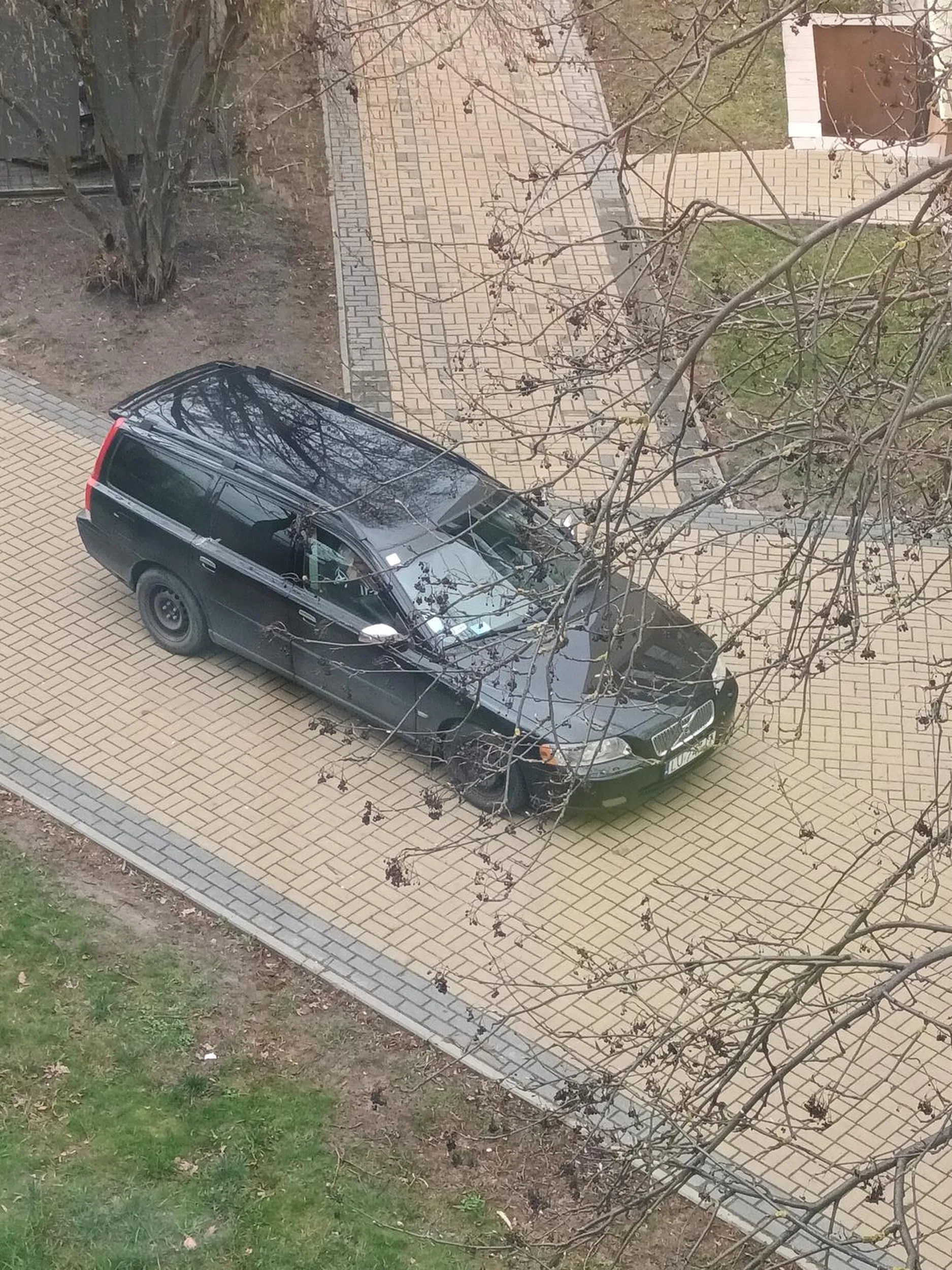 Parkuje na samym środku alejki........