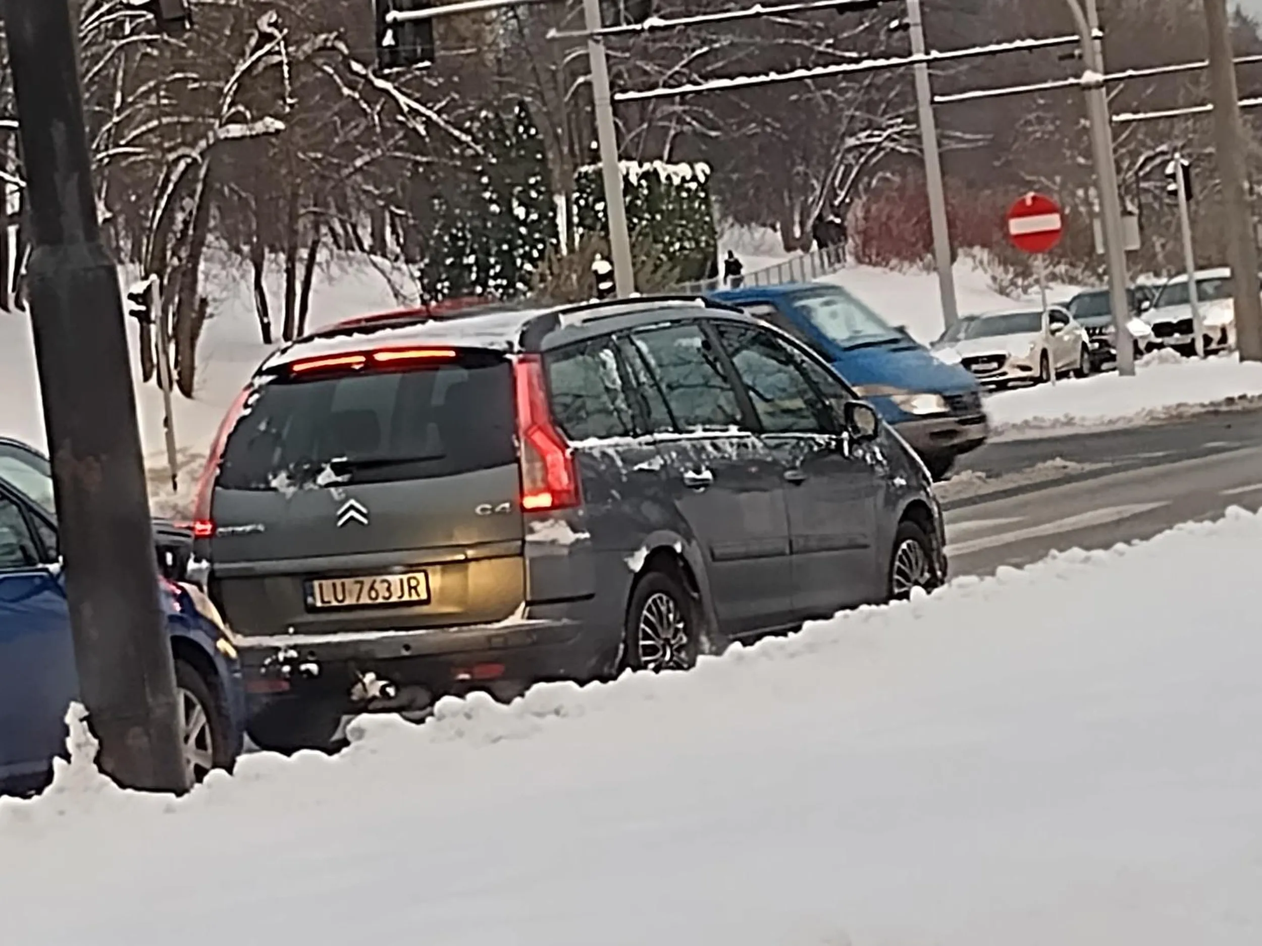 Jak na kierunku jazdy jest skręt w lewo to znaczy że nie wolno zawracać!!!! Tani cwaniak!!! Ale widzę że już występy zaliczył!!!
