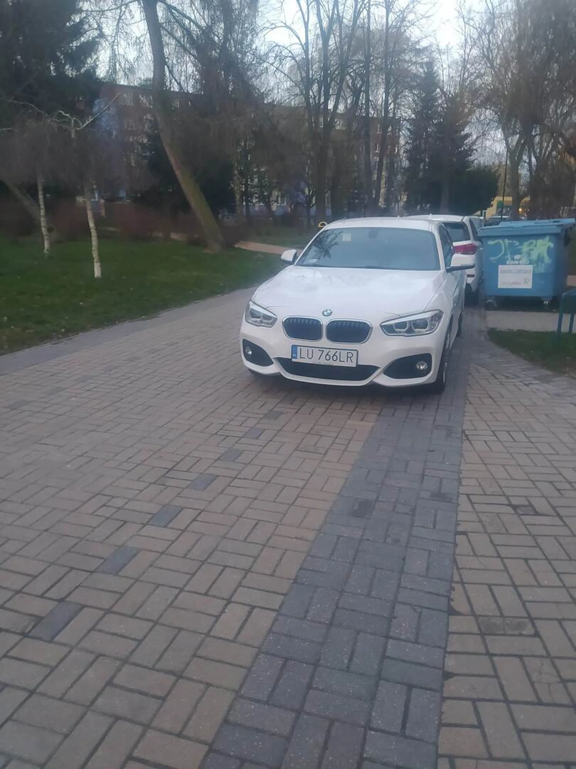 Parkuje w niewyznaczonym do tego miejscu na osiedlu