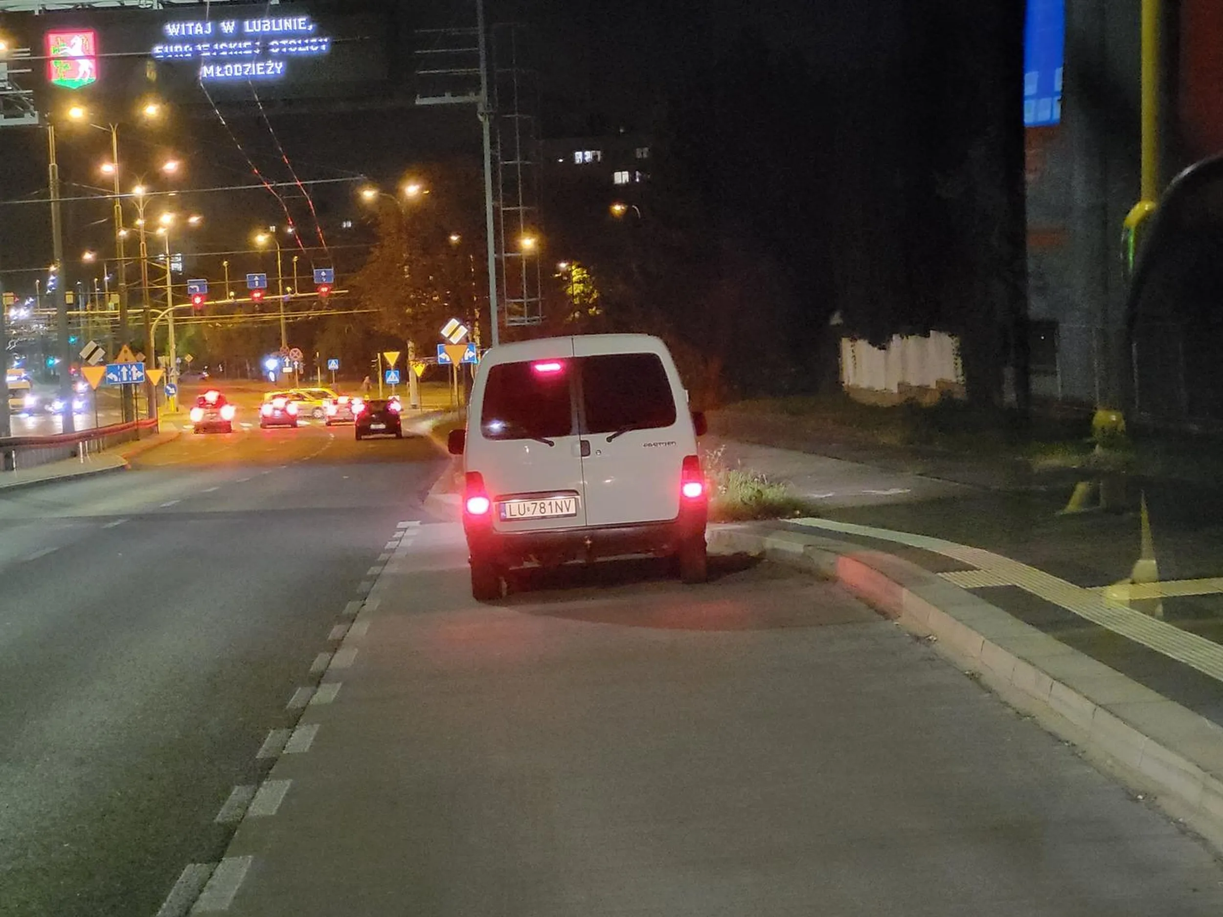 Art. 49. 1.9. Zabrania się zatrzymania pojazdu w odległości mniejszej niż 15 m od słupka lub tablicy oznaczającej przystanek, a na przystanku z zatoką - na całej jej długości.