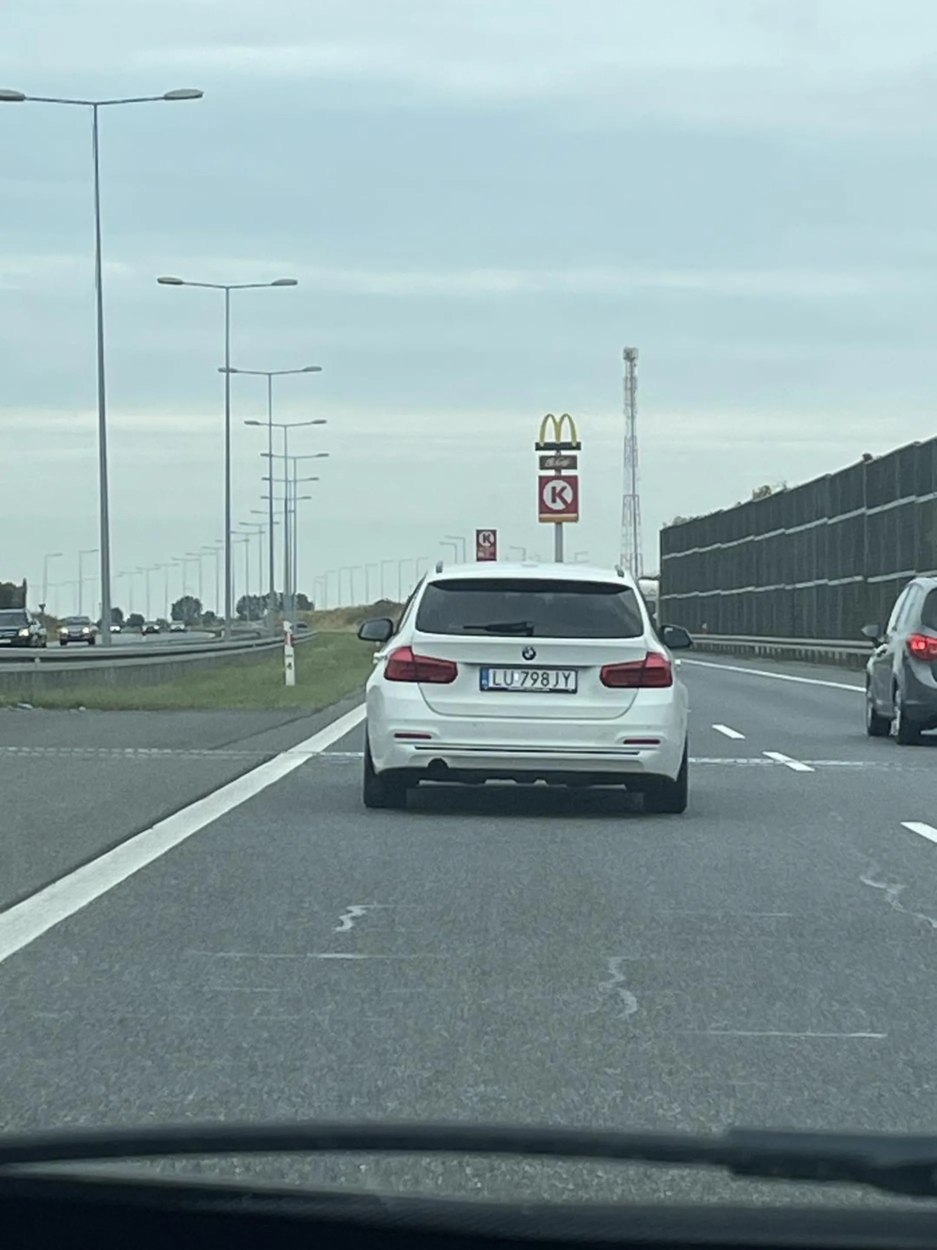 Pani z bmw nie wie jak używać lewego pasa na autostradzie (wcześniej prawy był pusty a pani lewym sobie spacer zrobiła). Jak się nie umie jeździć autostradą to zawsze są drogi boczne