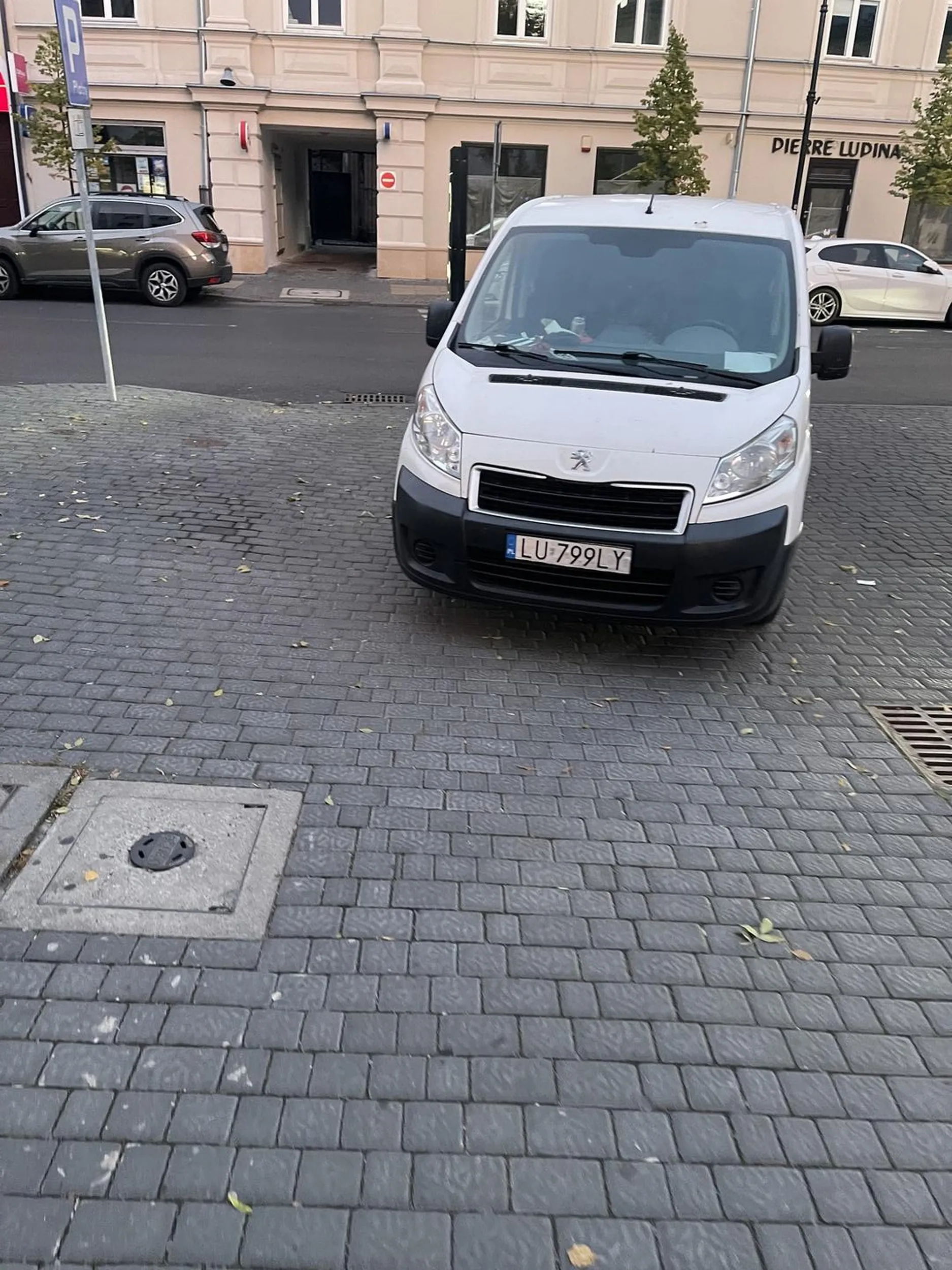 Najlepiej zaparkować auto jak ostatnia parówa utrudniając wjazd na parking