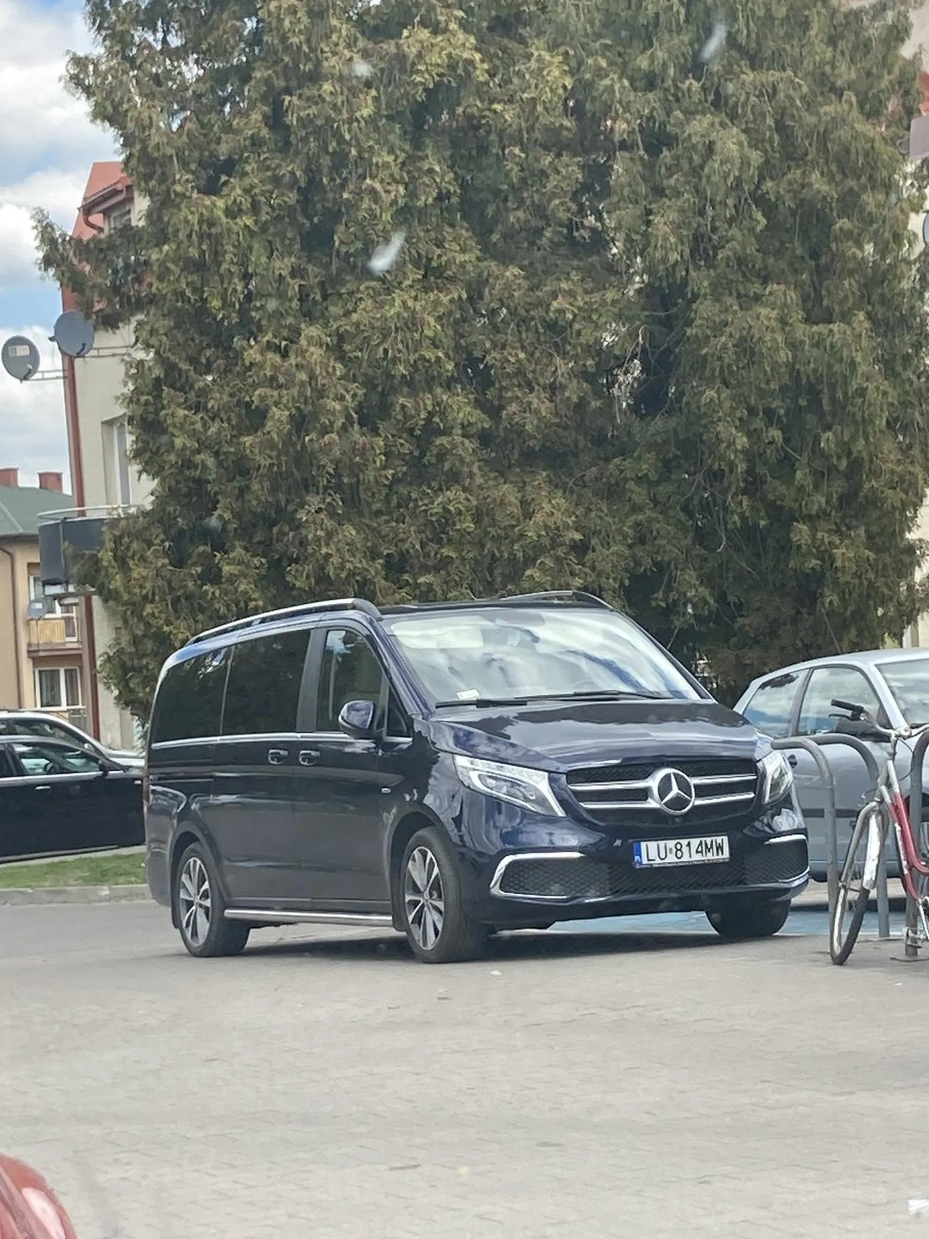 Janusz wydał wszystko na mercedesa i zabrakło mu na okulistę. Kilka metrów dalej były wolne miejsca parkingowe ale na ch.. tyle iść i na ch.. się przejmować że wyjeżdżający z parkingu mają 0 widoczność