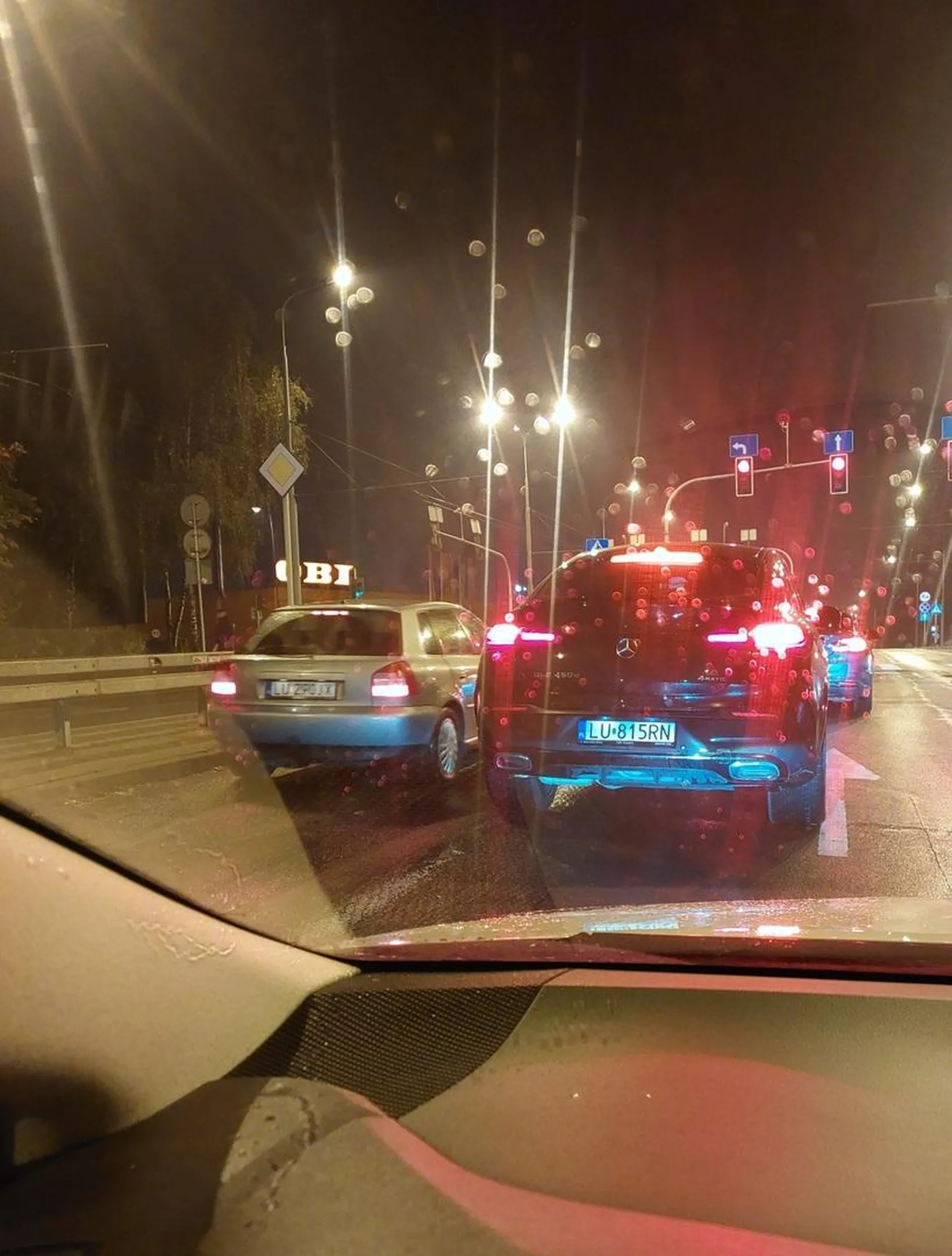 Jeżeli jest problem z utrzymaniem się w obrębie swojego pasa to może czas odstawić samochód?