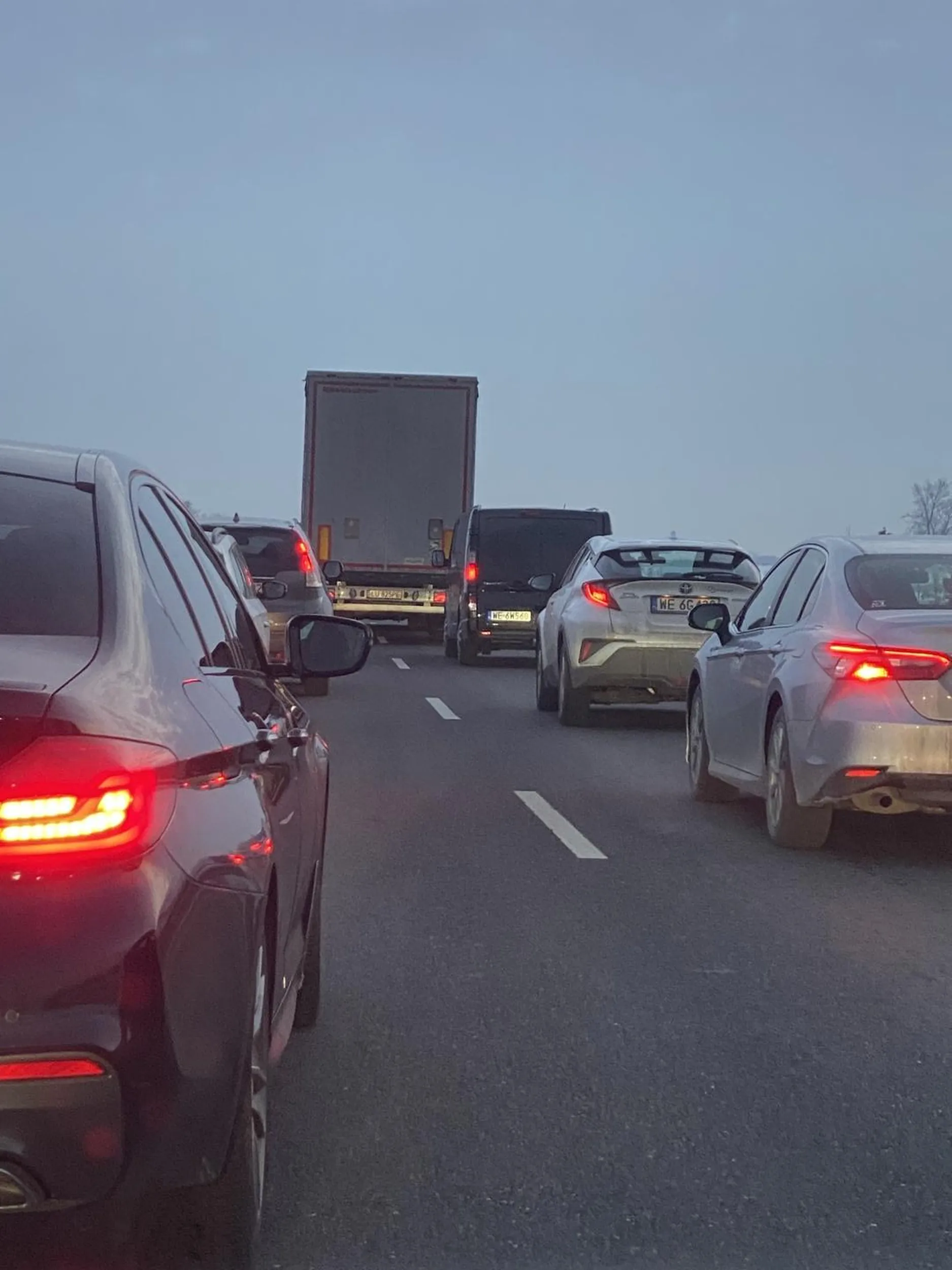 Ten kretyn chyba nie wie co to jest jazda na suwak. Jechał środkiem próbując zablokować samochody z lewego pasa. Niestety tylko tablica rejestracyjna naczepy. Droga krajowa 8, zwężenie w kierunku Magnic (woj. Dolnośląskie)