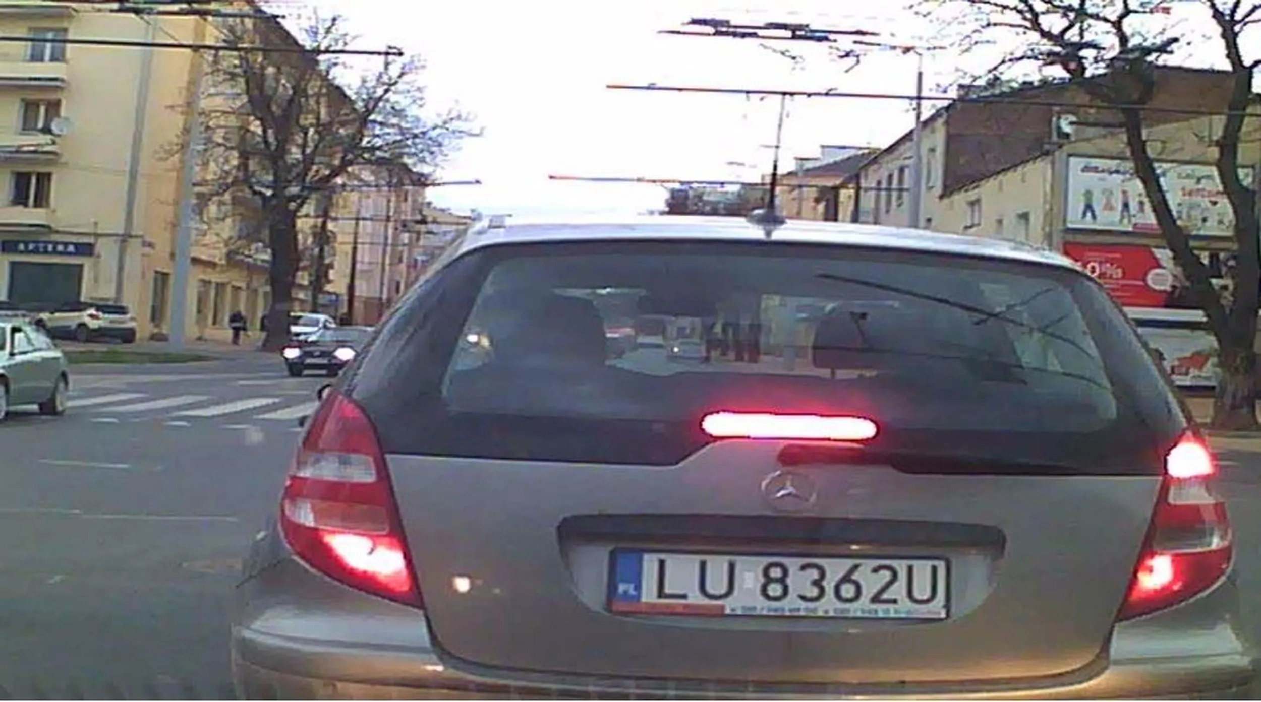 W lewo na zakazie a ci z tyłu niech czekają.