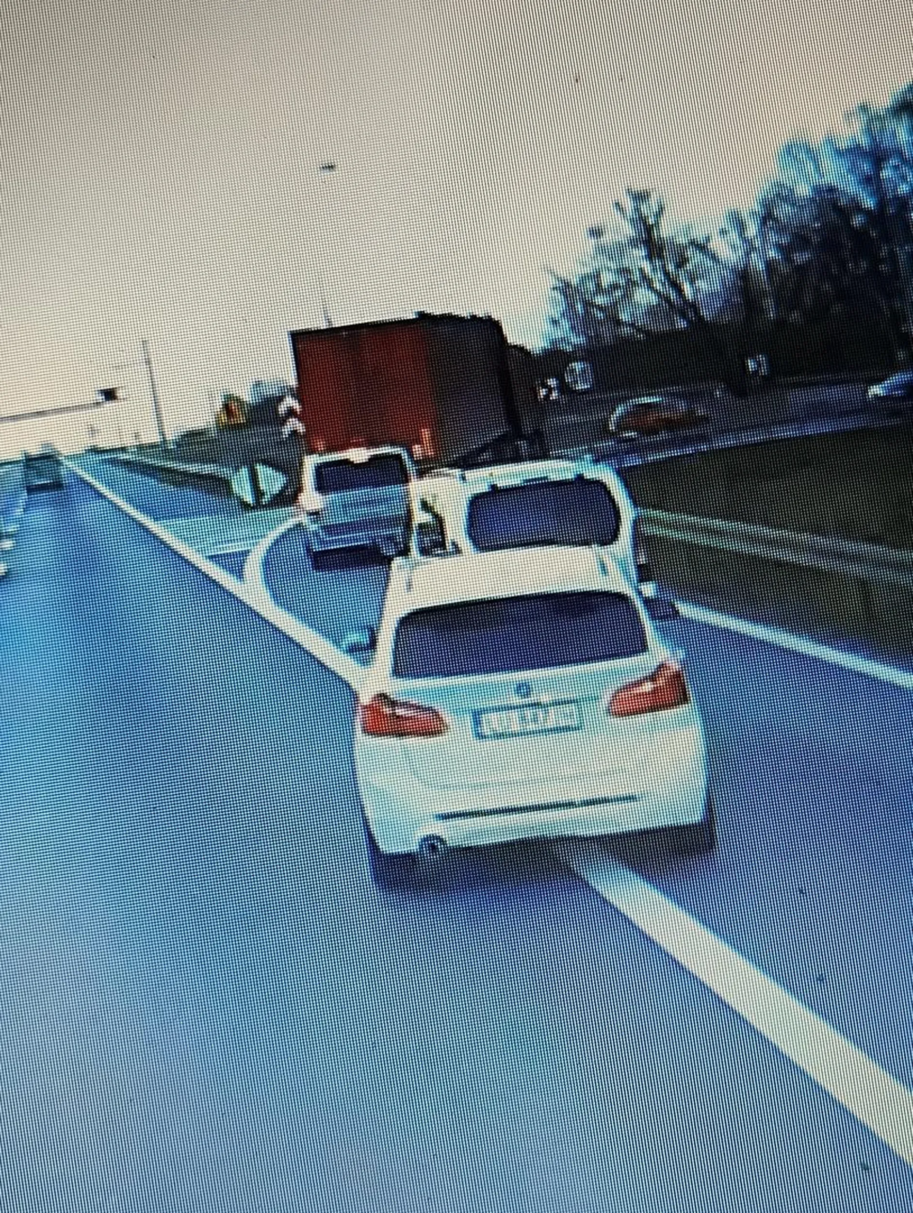 Mam nadzieję ze prędzej zabiorą tej tępej kobicie prawo jazdy, niz zrobi komuś krzywde, niestety miałem nieprzyjemną sytuacje gdzie pani zachciało sie lub przypomniało że już musi zjechac z a4 na zakopianke i wychamowała prawie do 0 zestaw 40t bo nie chcialo sie jej stać w  kolejce do zjazdu i musiala na sam koniec wychamowac zablokowac pas bo pani sie spieszy oby nie do kolizji.