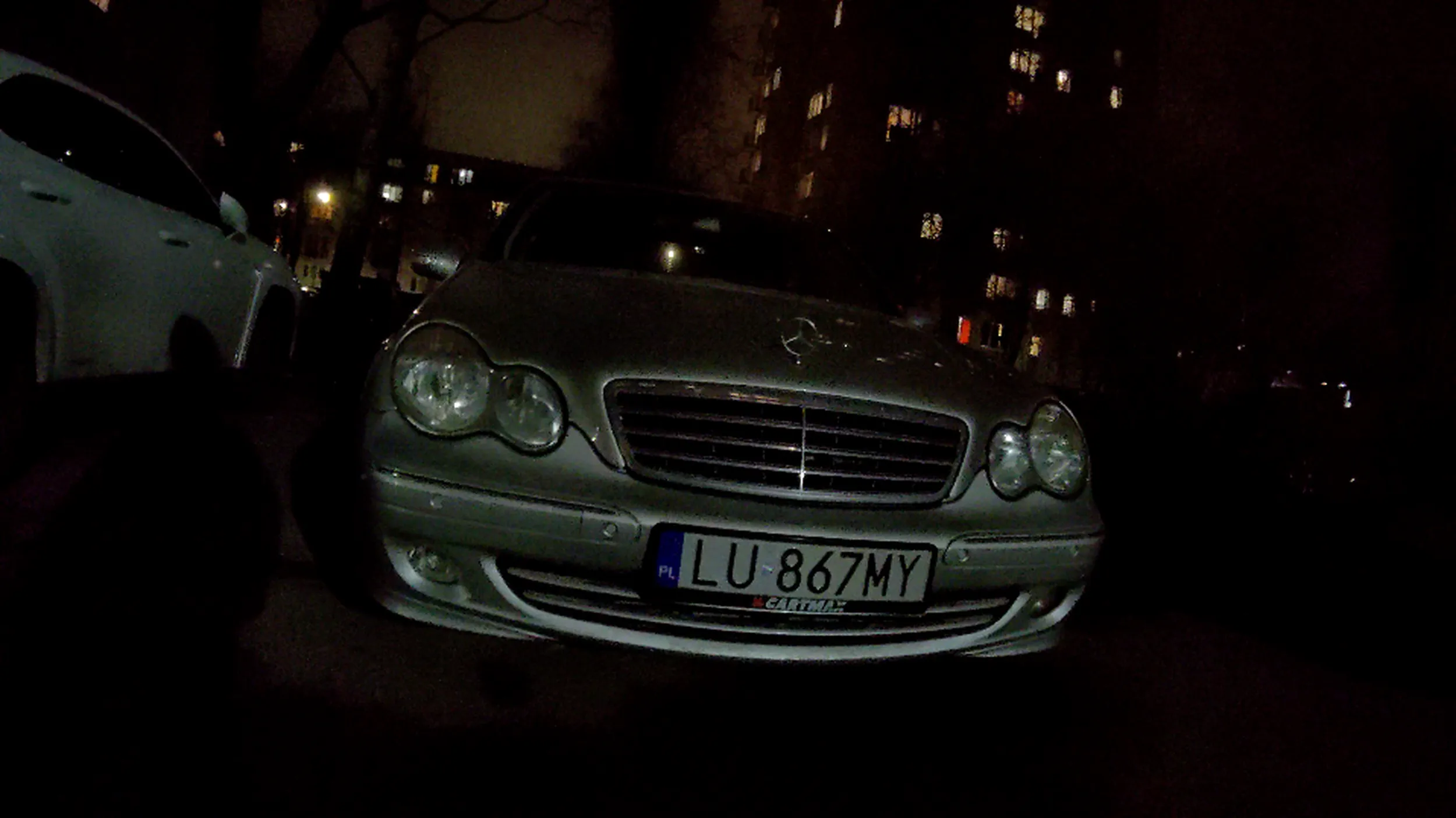 Parkuje na chodniku i utrudnia przejście. Rozjeżdża błoto na podwórku