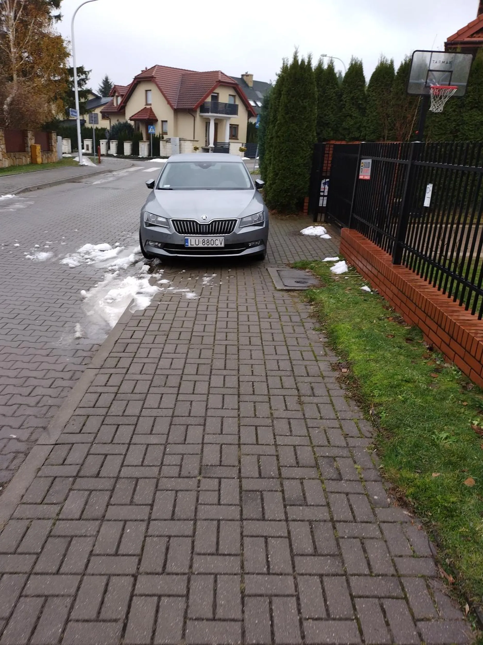 No i jak mam przejść? Baba z tego auta jeździ bez prawka!!!